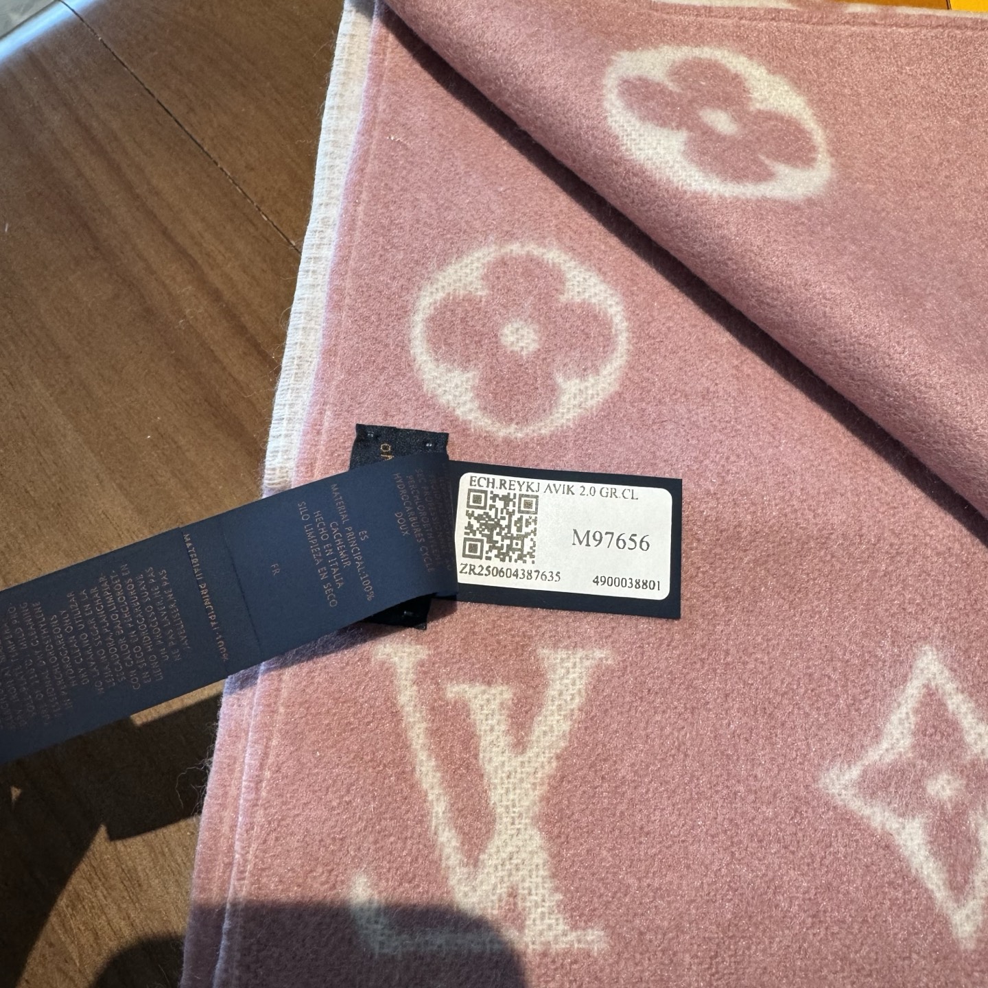 Reykjavik 新色到 2.0 围巾为柔软山羊绒标注 Monogram 花卉和 LV 字母，其间点缀