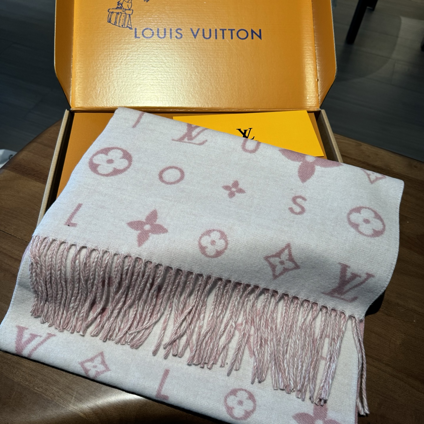 Reykjavik 新色到 2.0 围巾为柔软山羊绒标注 Monogram 花卉和 LV 字母，其间点缀