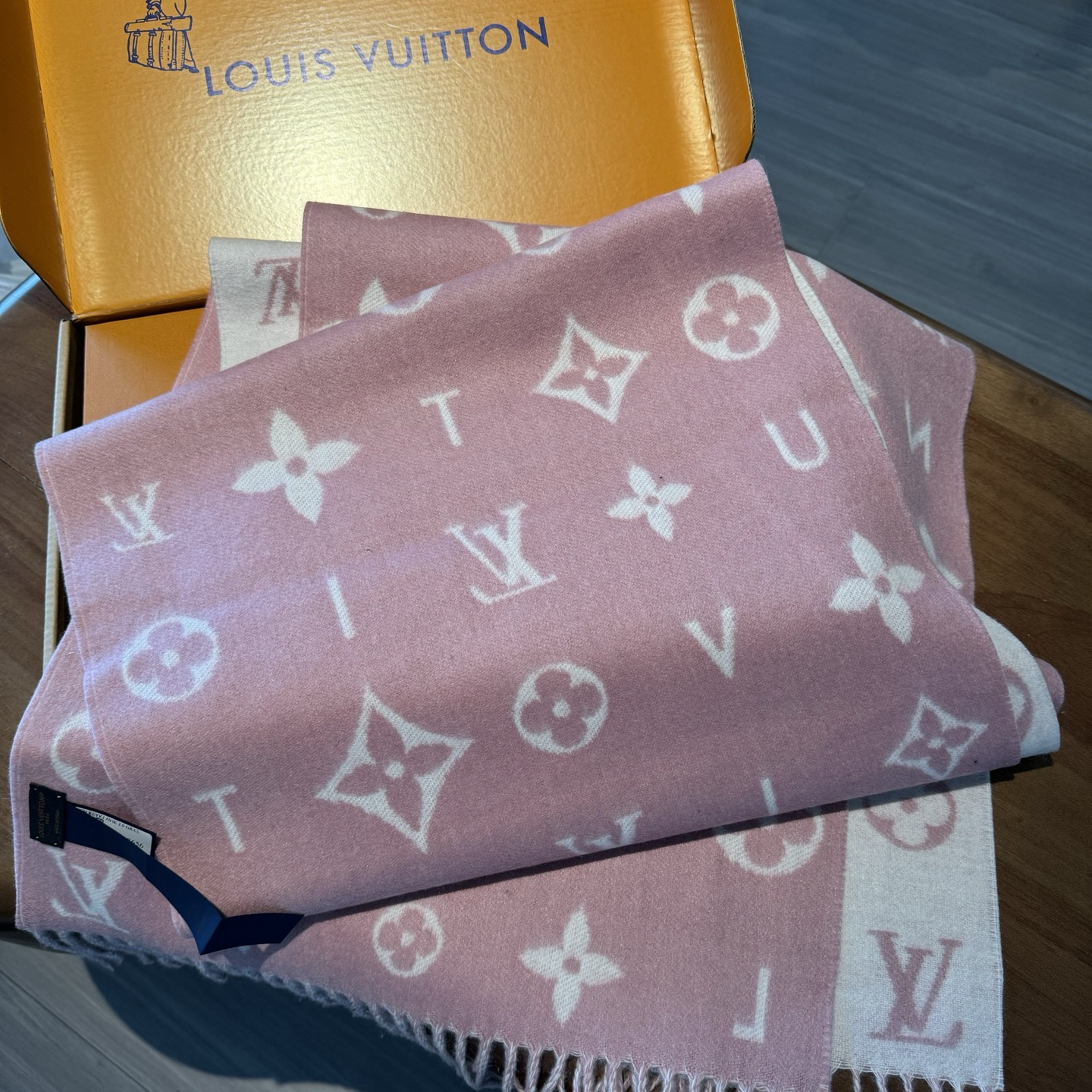 Reykjavik 新色到 2.0 围巾为柔软山羊绒标注 Monogram 花卉和 LV 字母，其间点缀