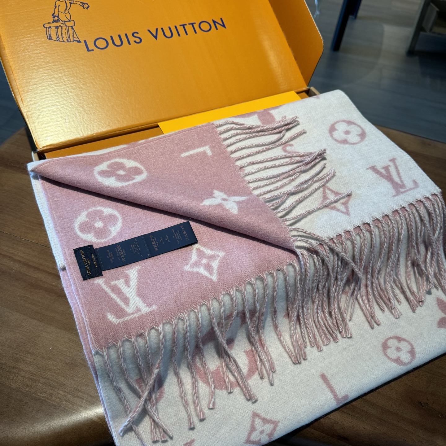 Reykjavik 新色到 2.0 围巾为柔软山羊绒标注 Monogram 花卉和 LV 字母，其间点缀