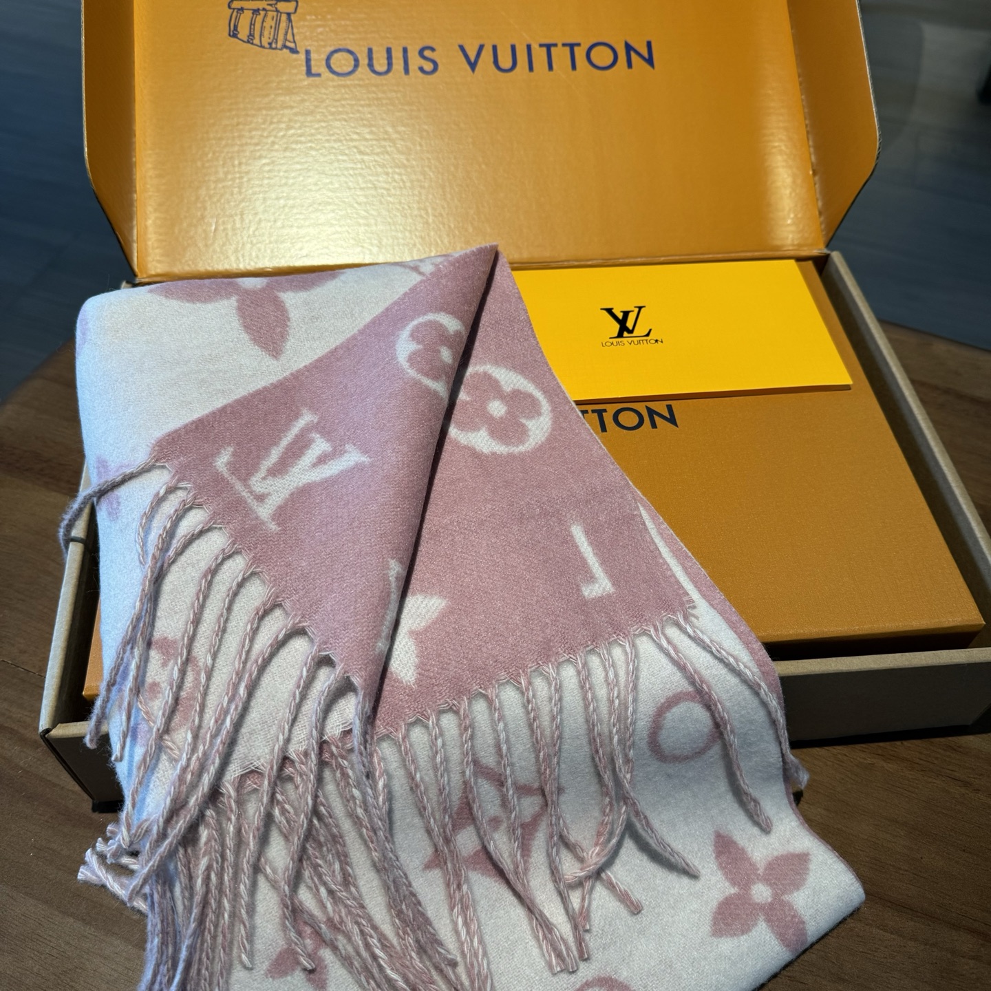 Reykjavik 新色到 2.0 围巾为柔软山羊绒标注 Monogram 花卉和 LV 字母，其间点缀