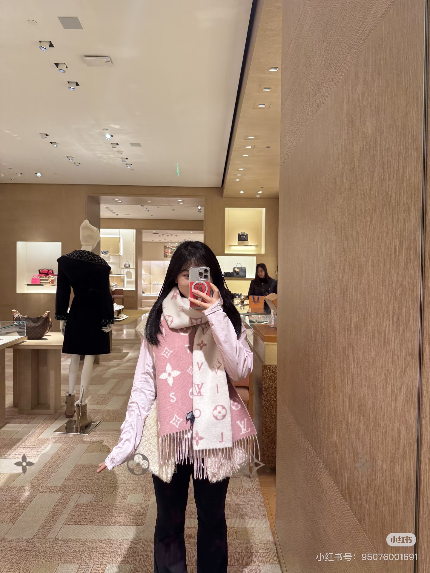 Reykjavik 新色到 2.0 围巾为柔软山羊绒标注 Monogram 花卉和 LV 字母，其间点缀