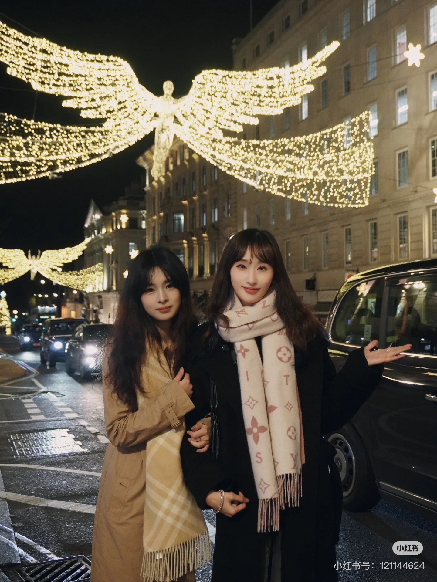 Reykjavik 新色到 2.0 围巾为柔软山羊绒标注 Monogram 花卉和 LV 字母，其间点缀