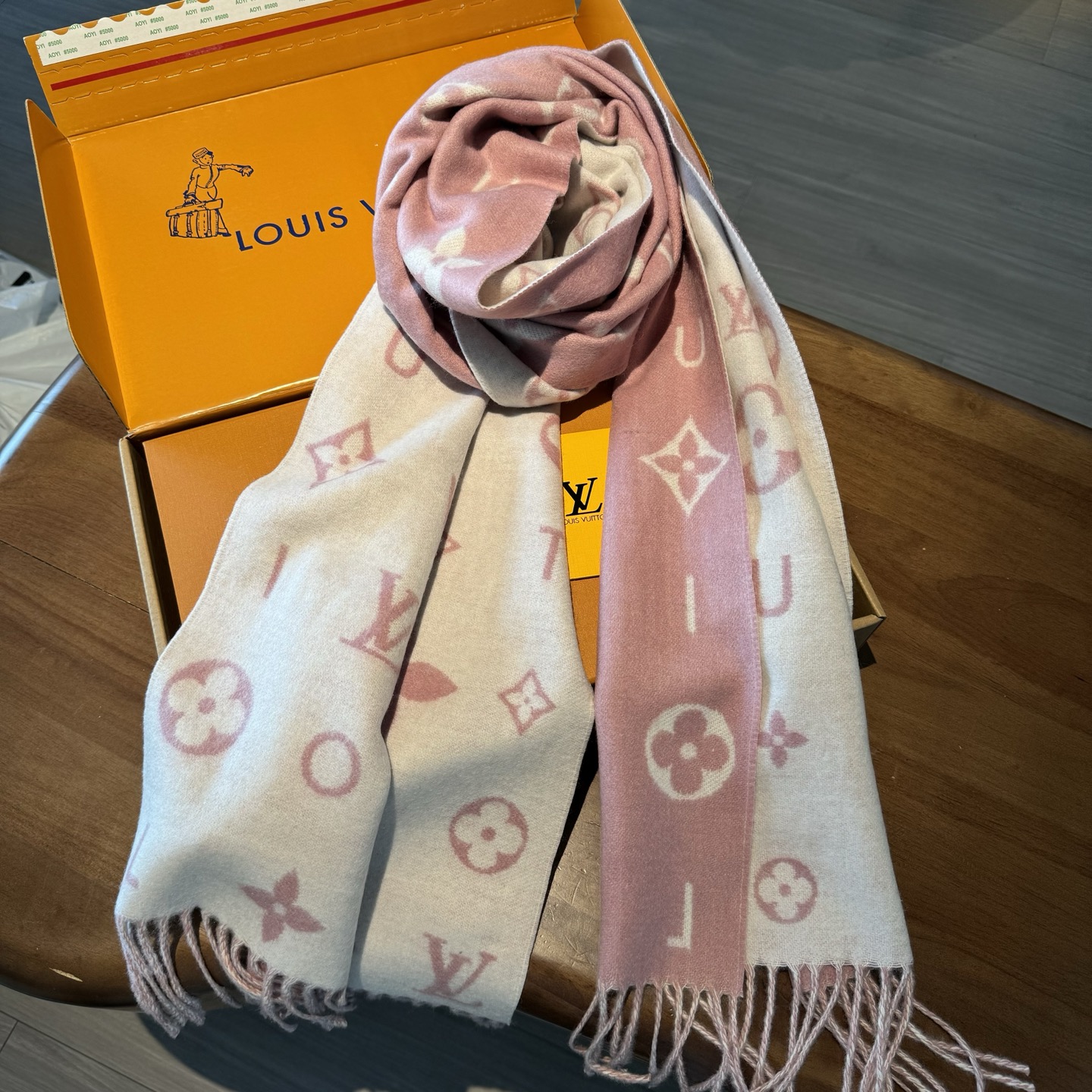 Reykjavik 新色到 2.0 围巾为柔软山羊绒标注 Monogram 花卉和 LV 字母，其间点缀