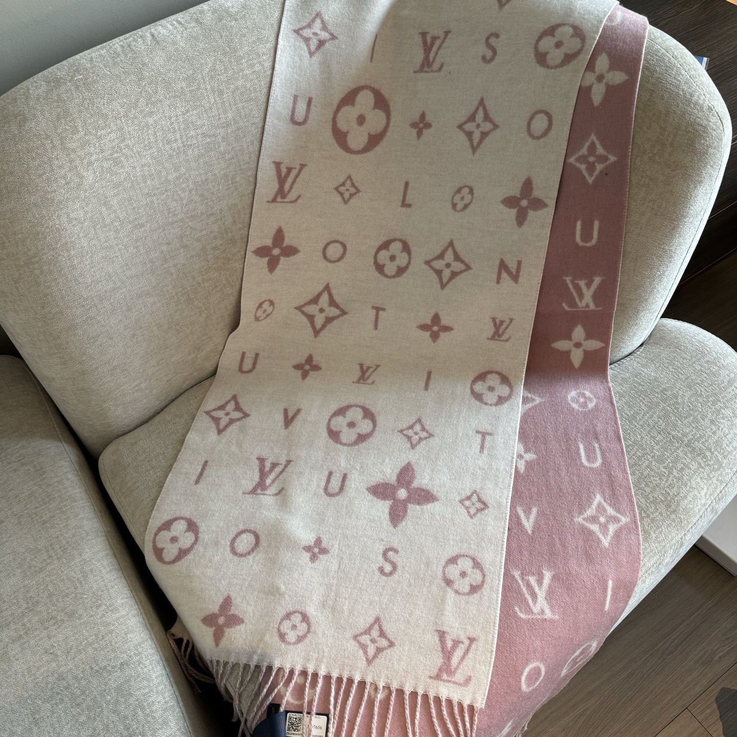 Reykjavik 新色到 2.0 围巾为柔软山羊绒标注 Monogram 花卉和 LV 字母，其间点缀