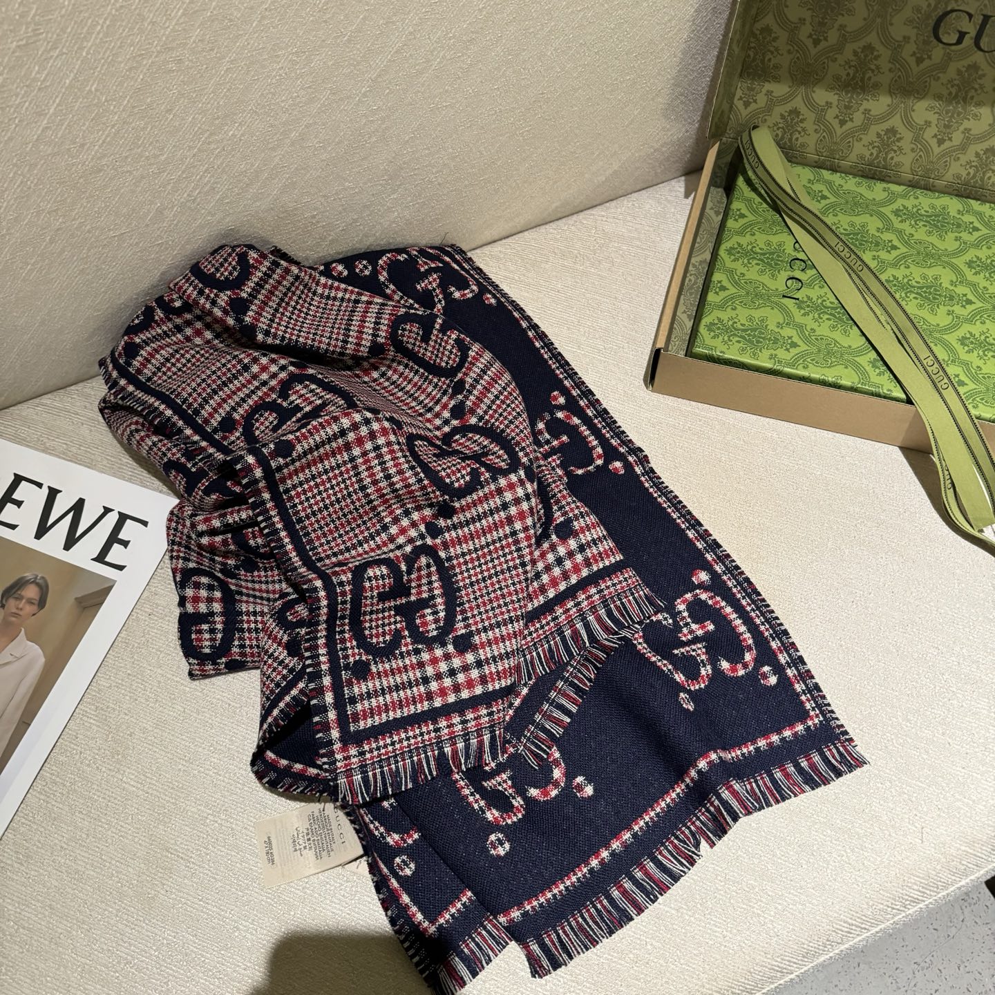 🐂货❗️专柜同步【双G提花双面披肩】款式经典，大方时髦，不过时，随便什么时候拿出来戴都好看。靓男靓女都可