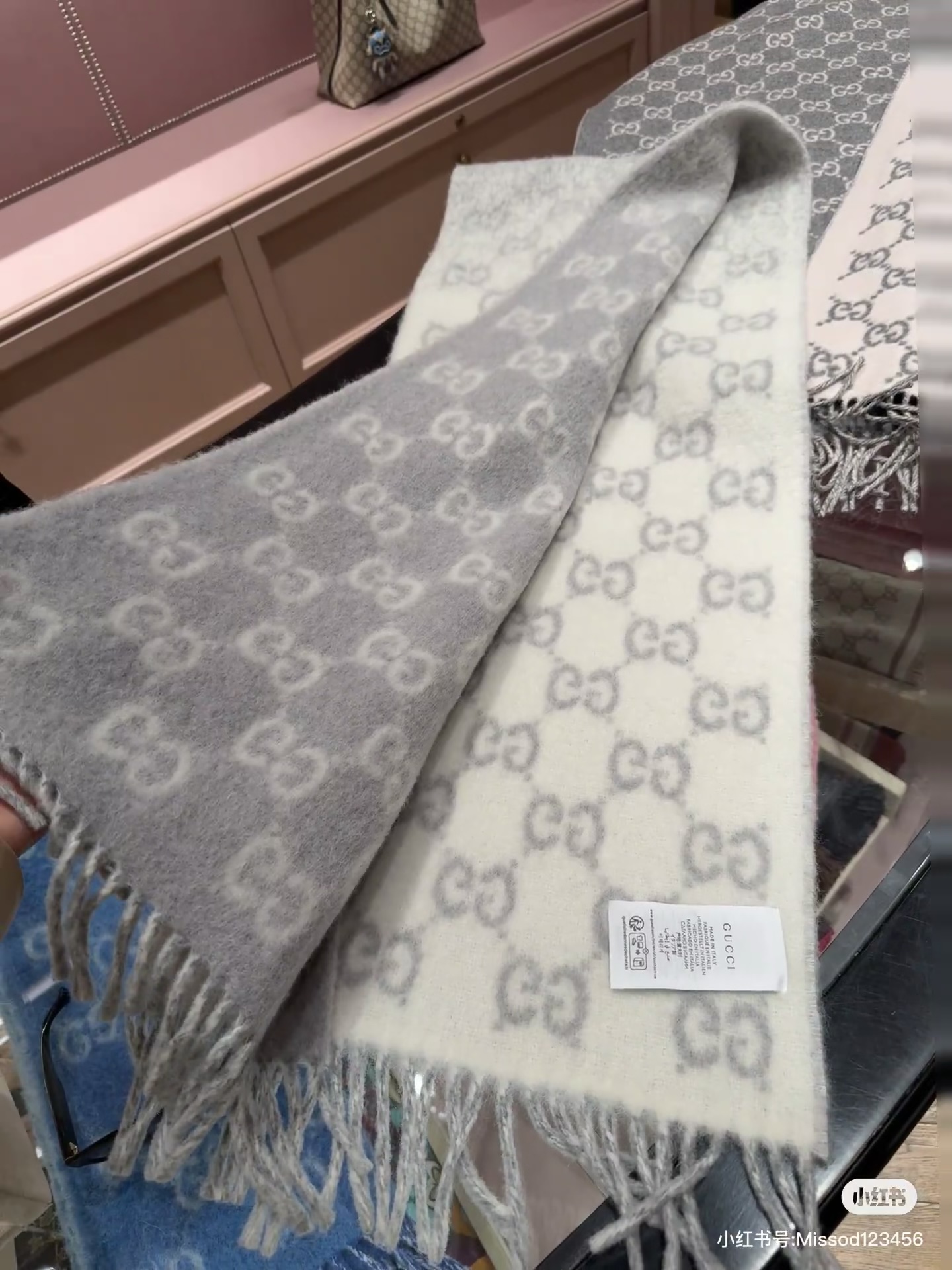 原单对版质量💝Gucci渐变色围巾🧣＂2026早春系列女士软配饰焕新诠释品牌标志性图案。这款围巾以羊驼毛