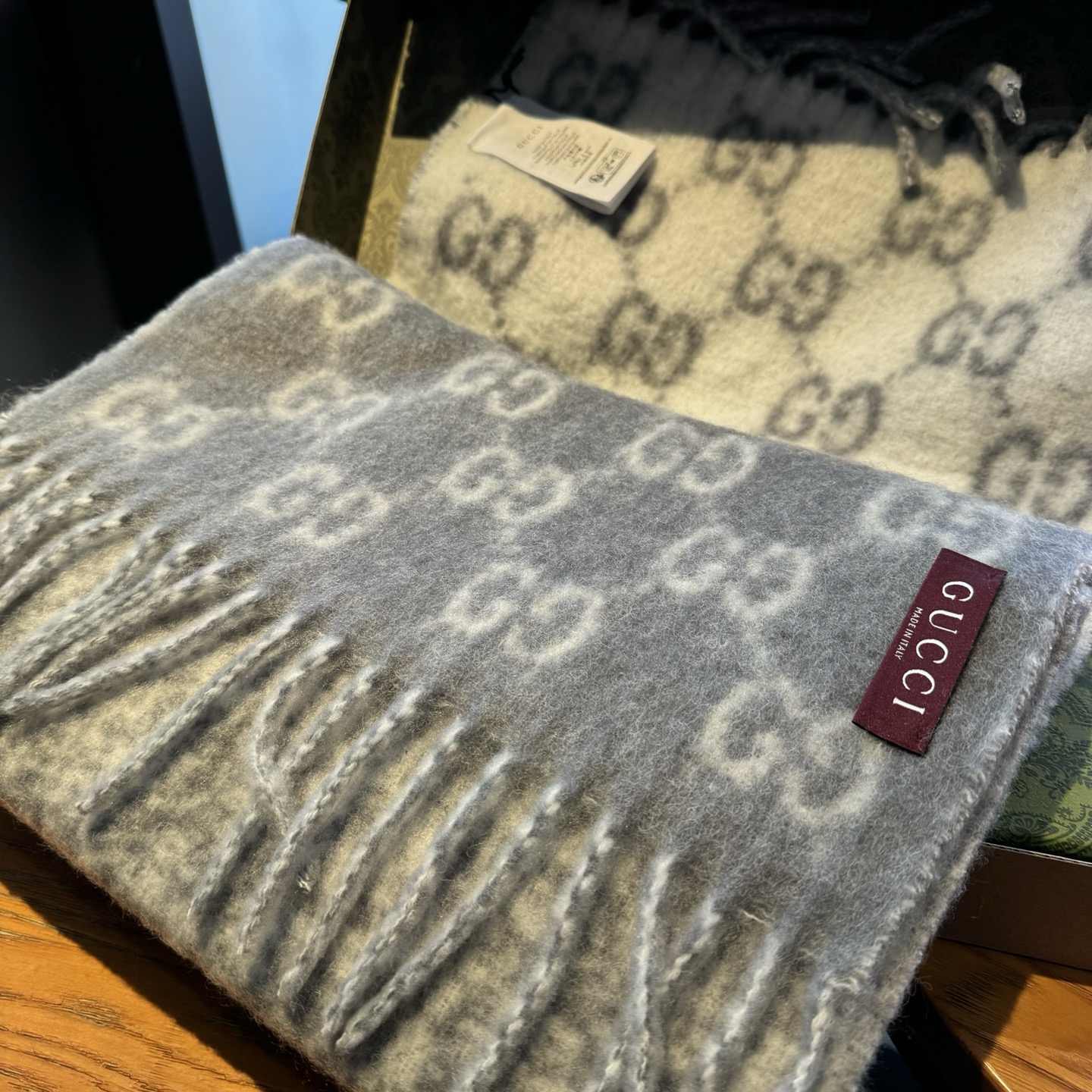 原单对版质量💝Gucci渐变色围巾🧣＂2026早春系列女士软配饰焕新诠释品牌标志性图案。这款围巾以羊驼毛