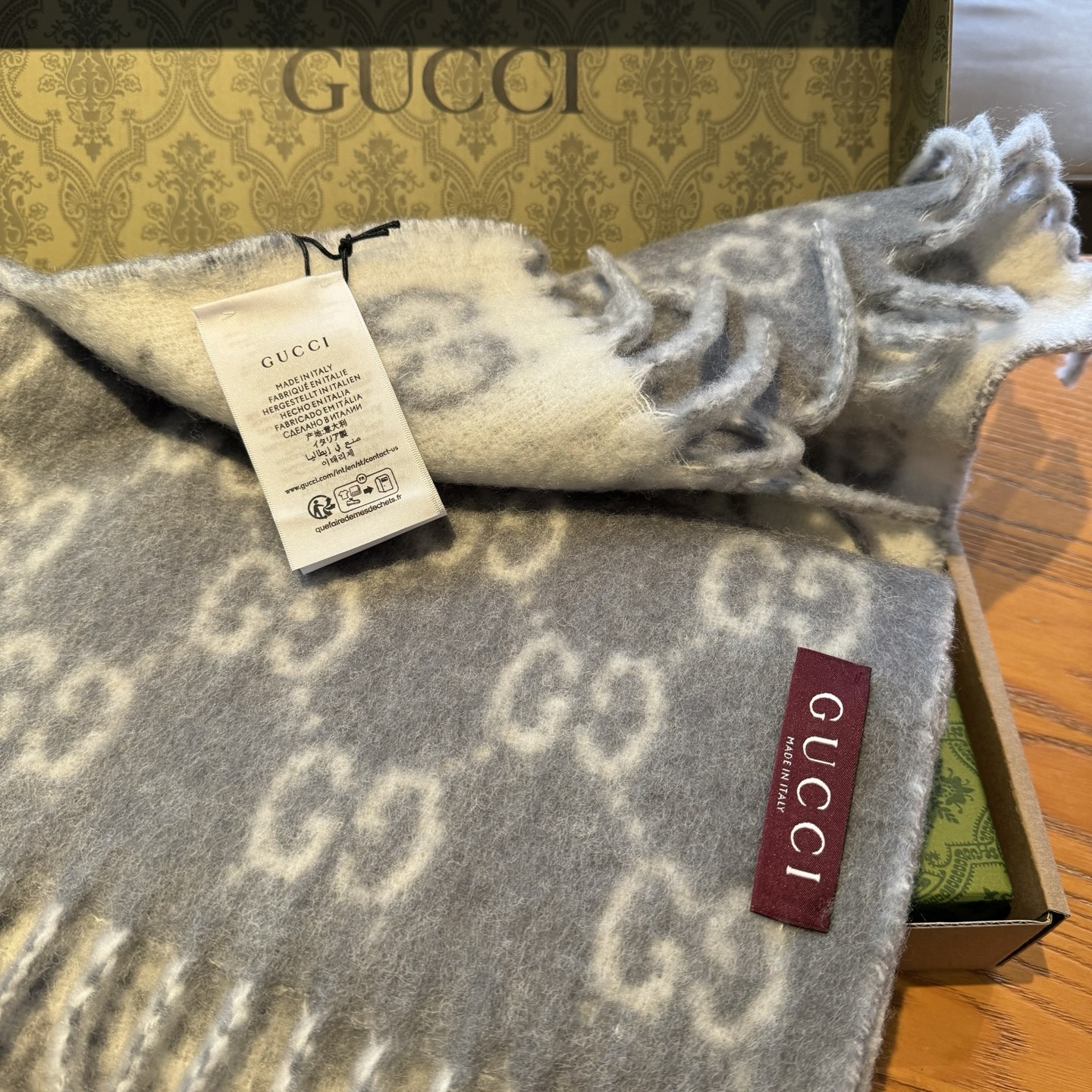 原单对版质量💝Gucci渐变色围巾🧣＂2026早春系列女士软配饰焕新诠释品牌标志性图案。这款围巾以羊驼毛