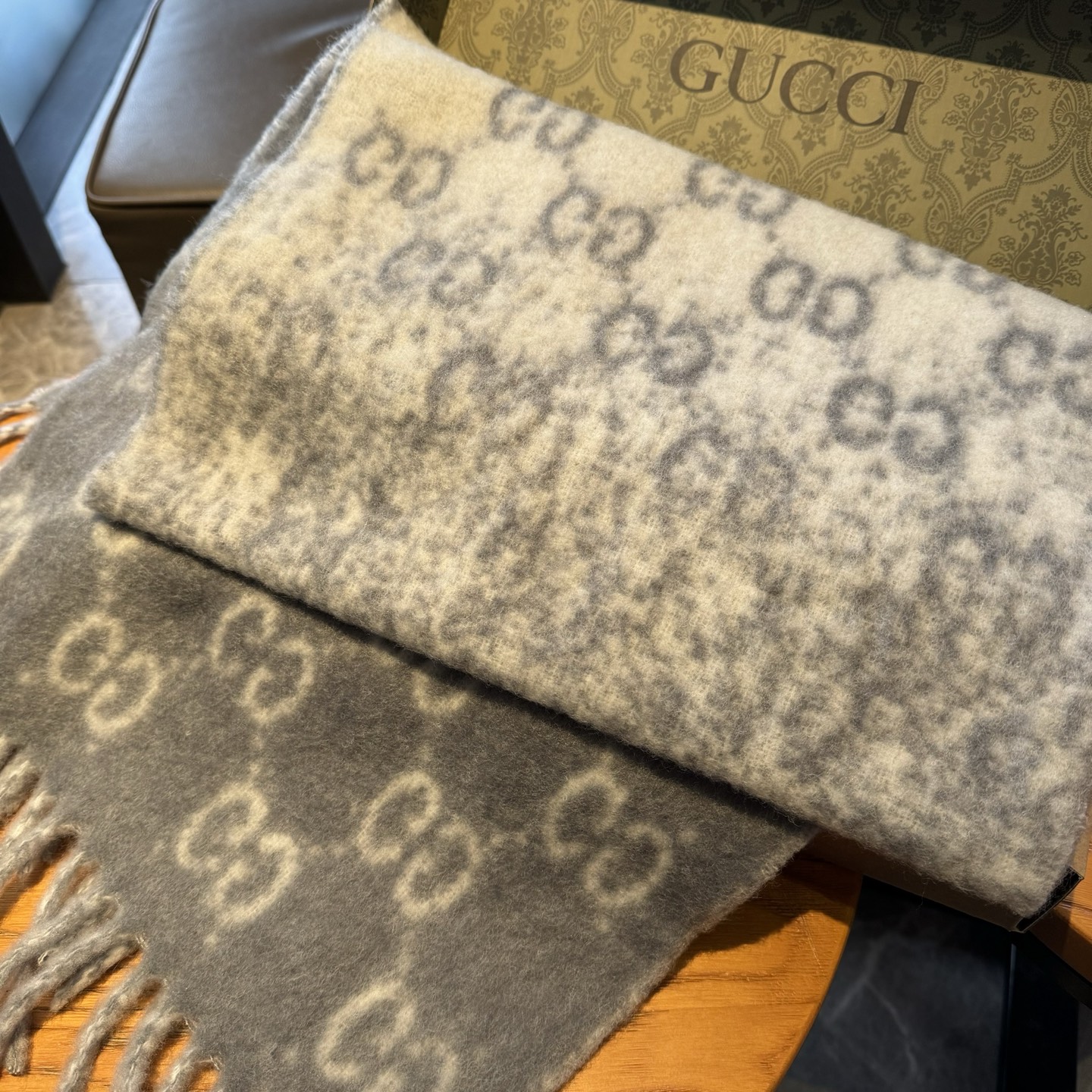 原单对版质量💝Gucci渐变色围巾🧣＂2026早春系列女士软配饰焕新诠释品牌标志性图案。这款围巾以羊驼毛