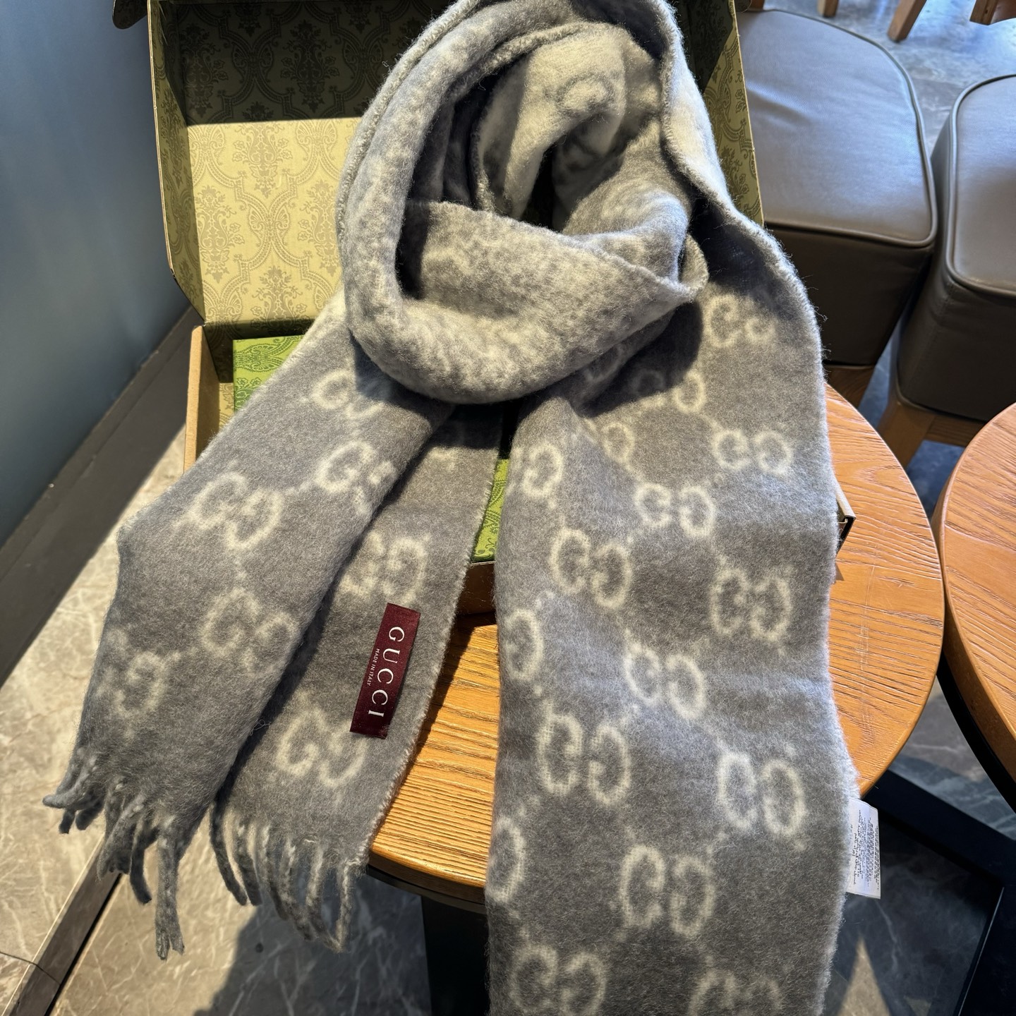 原单对版质量💝Gucci渐变色围巾🧣＂2026早春系列女士软配饰焕新诠释品牌标志性图案。这款围巾以羊驼毛