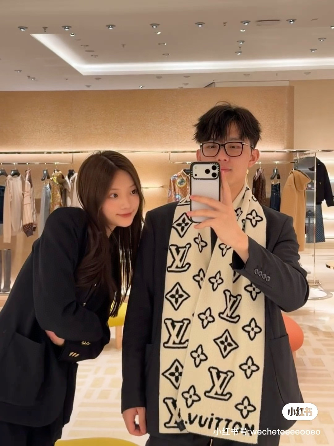 好看的要疯掉了，太有型太有魅力了❗️不得不佩服LV今年的设计师，把LV经典棋盘格元素再一次盘活了，让经典