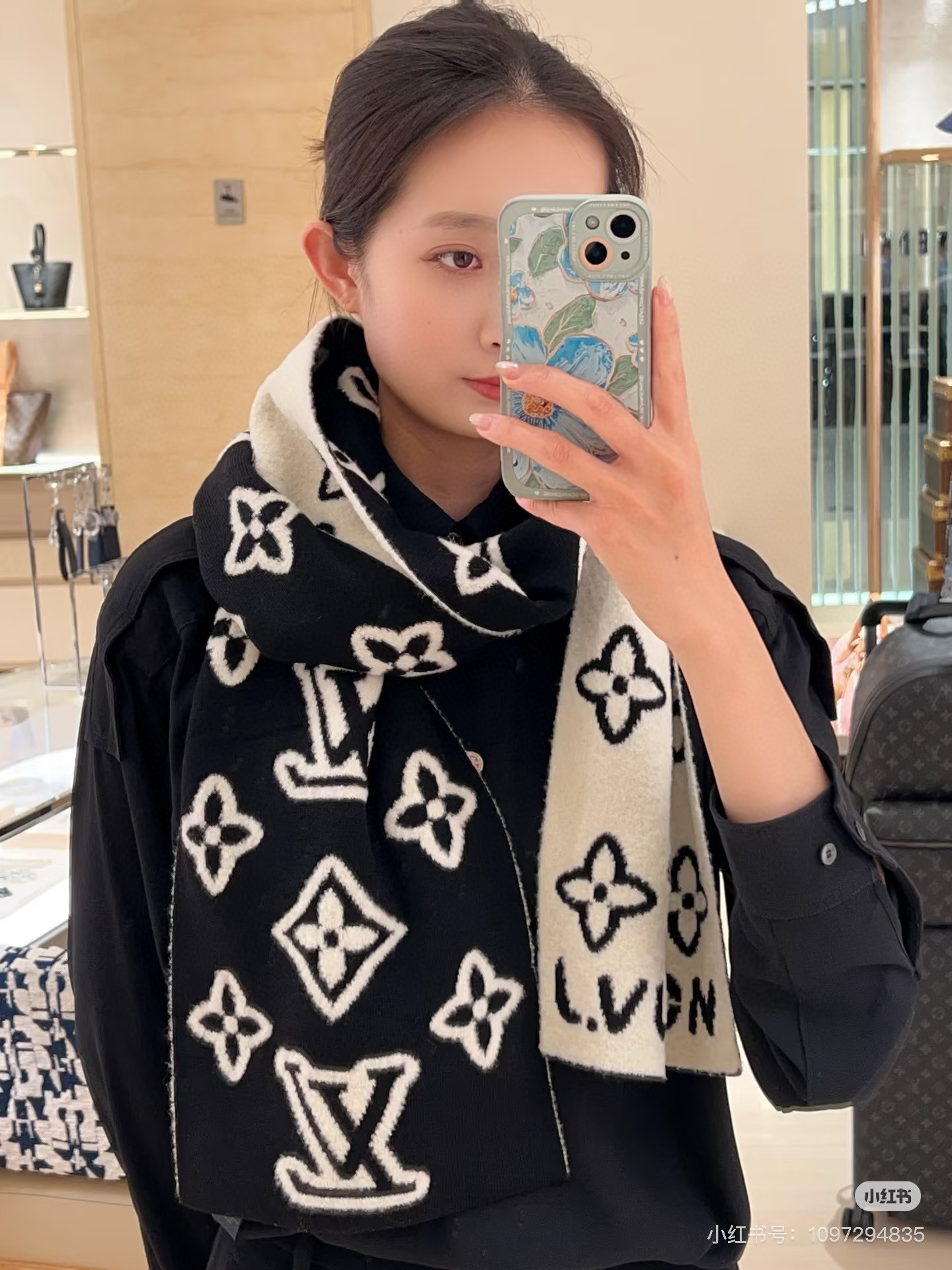 好看的要疯掉了，太有型太有魅力了❗️不得不佩服LV今年的设计师，把LV经典棋盘格元素再一次盘活了，让经典