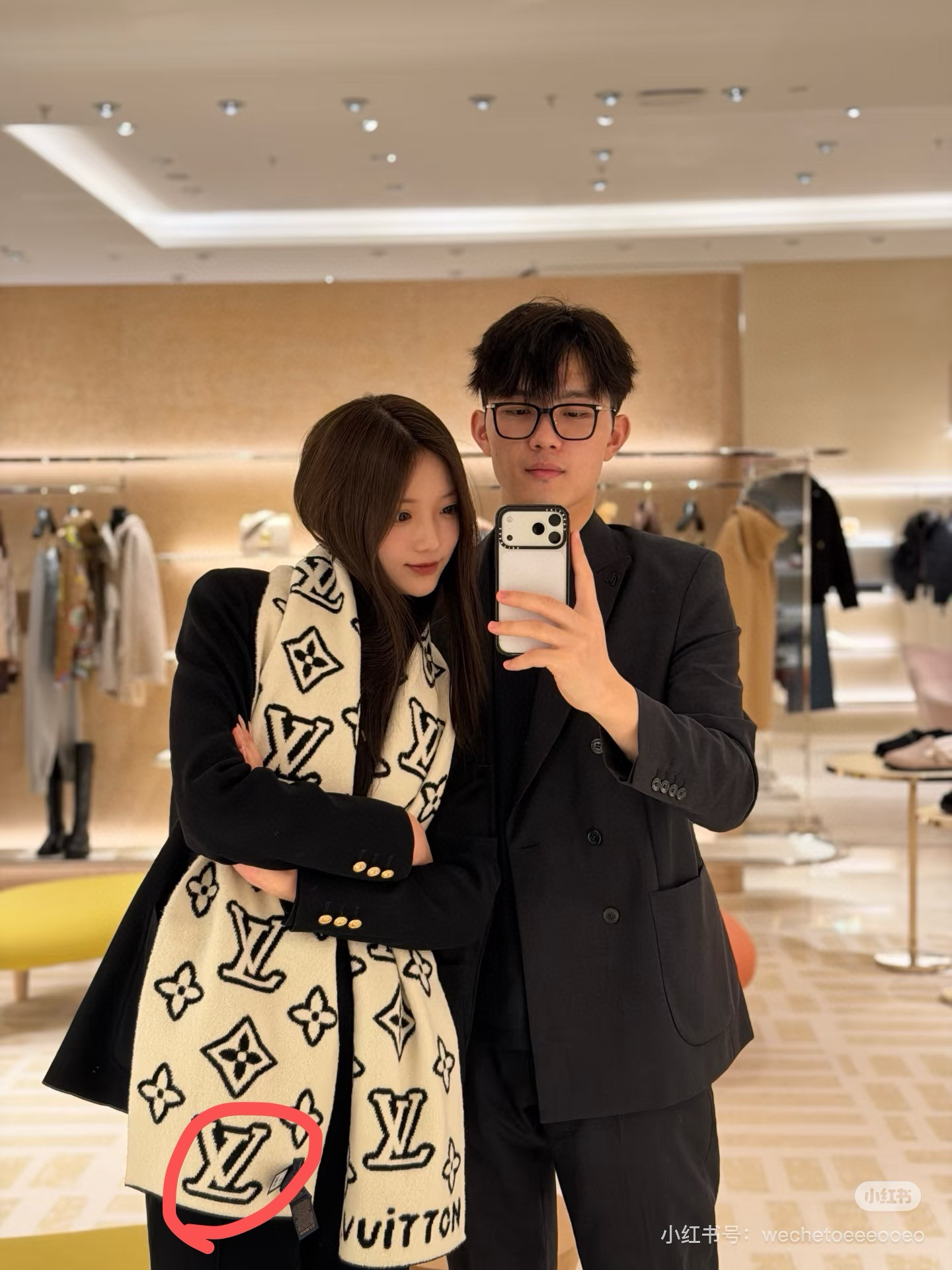 好看的要疯掉了，太有型太有魅力了❗️不得不佩服LV今年的设计师，把LV经典棋盘格元素再一次盘活了，让经典