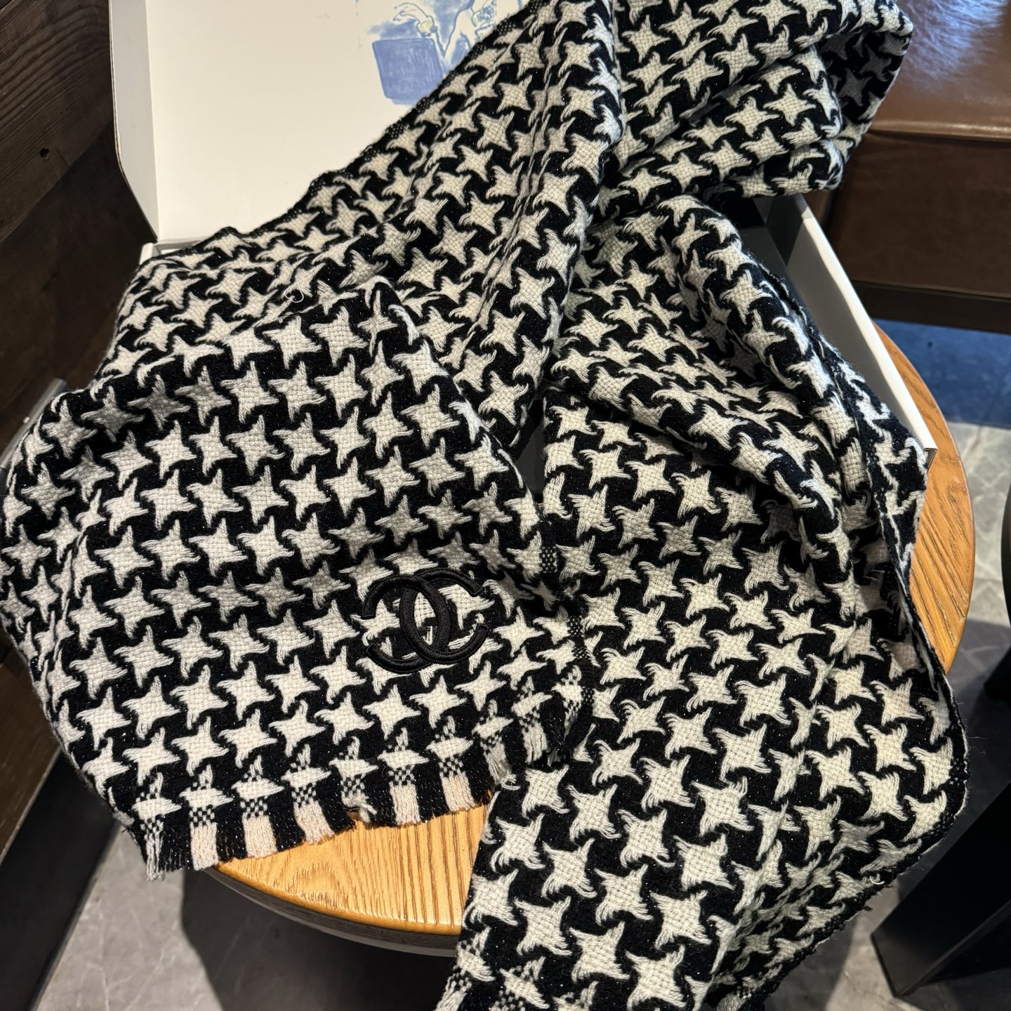💞✨Chanel 千鸟格刺绣围巾披肩时尚奢华品质上乘✨客供合资订纺的羊绒纱线，超级难得一见的❗️送人自用