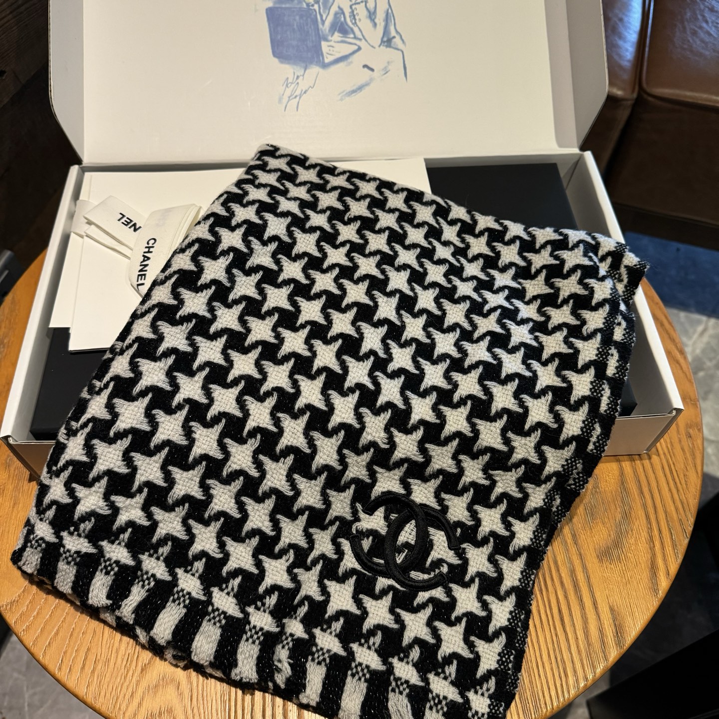 💞✨Chanel 千鸟格刺绣围巾披肩时尚奢华品质上乘✨客供合资订纺的羊绒纱线，超级难得一见的❗️送人自用