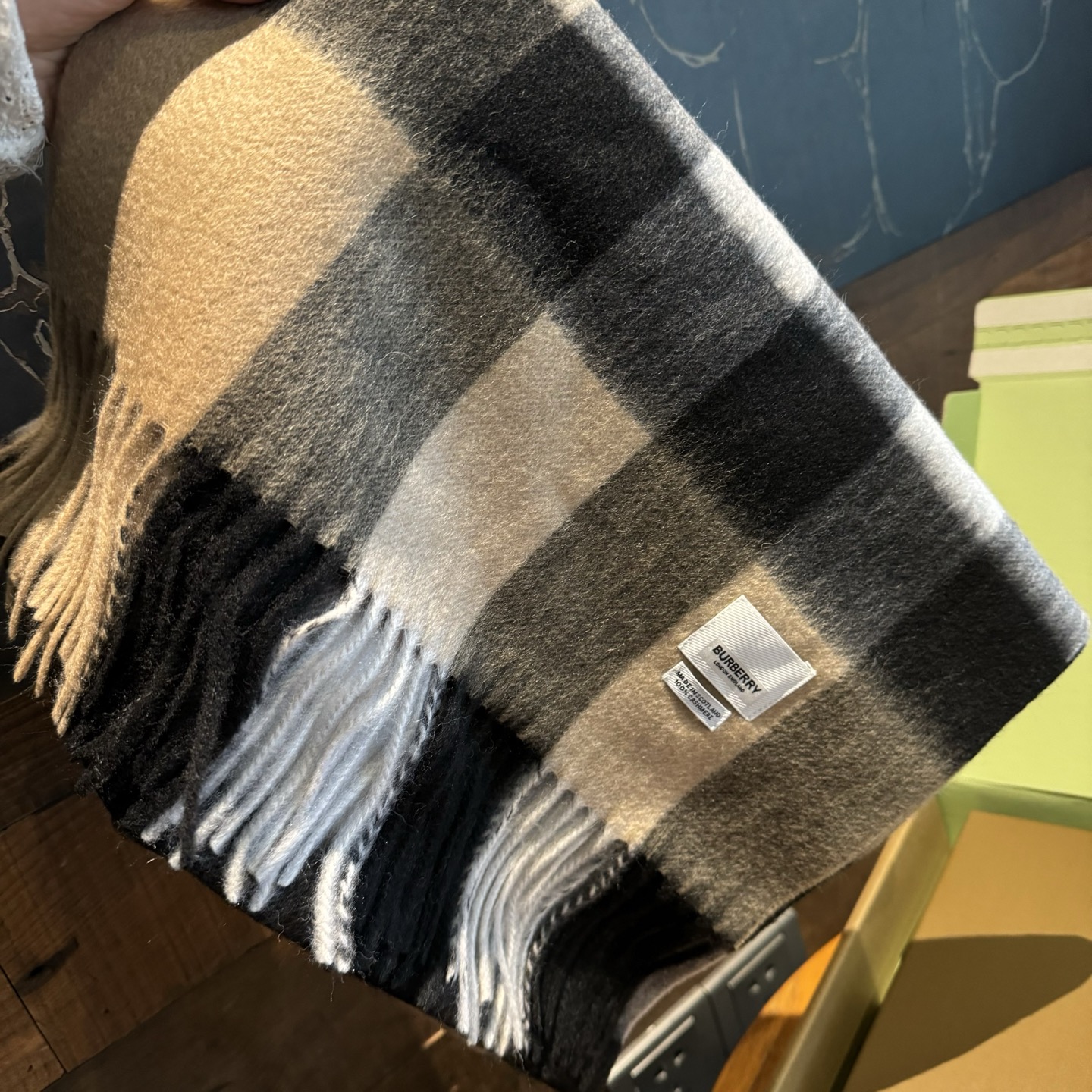 【经典大格子围巾】跑量神款 没有之一‼‼‼超级好手感 不要质疑他的品质 完全是为了回馈客户‼‼ 不满意无
