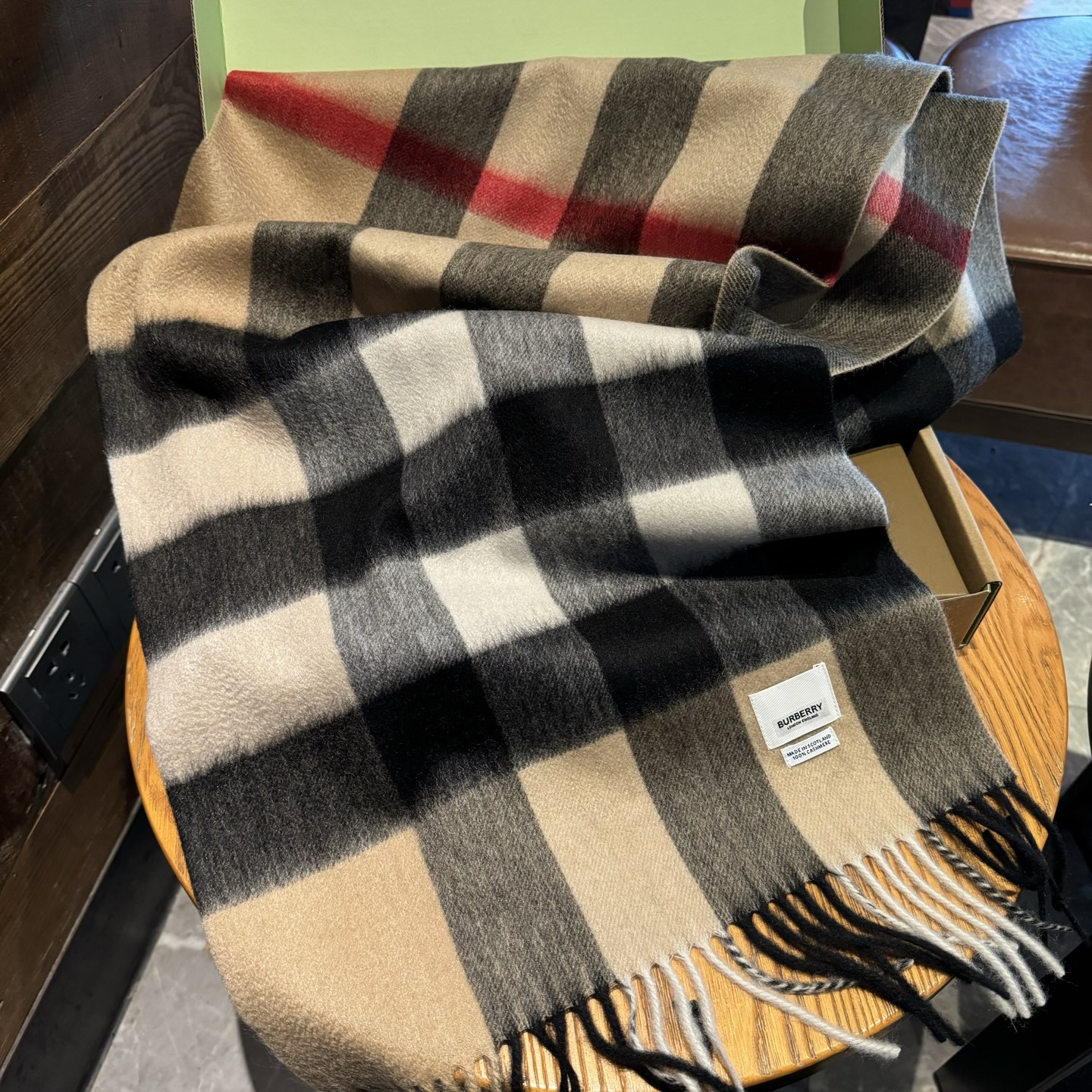 【经典大格子围巾】跑量神款 没有之一‼‼‼超级好手感 不要质疑他的品质 完全是为了回馈客户‼‼ 不满意无