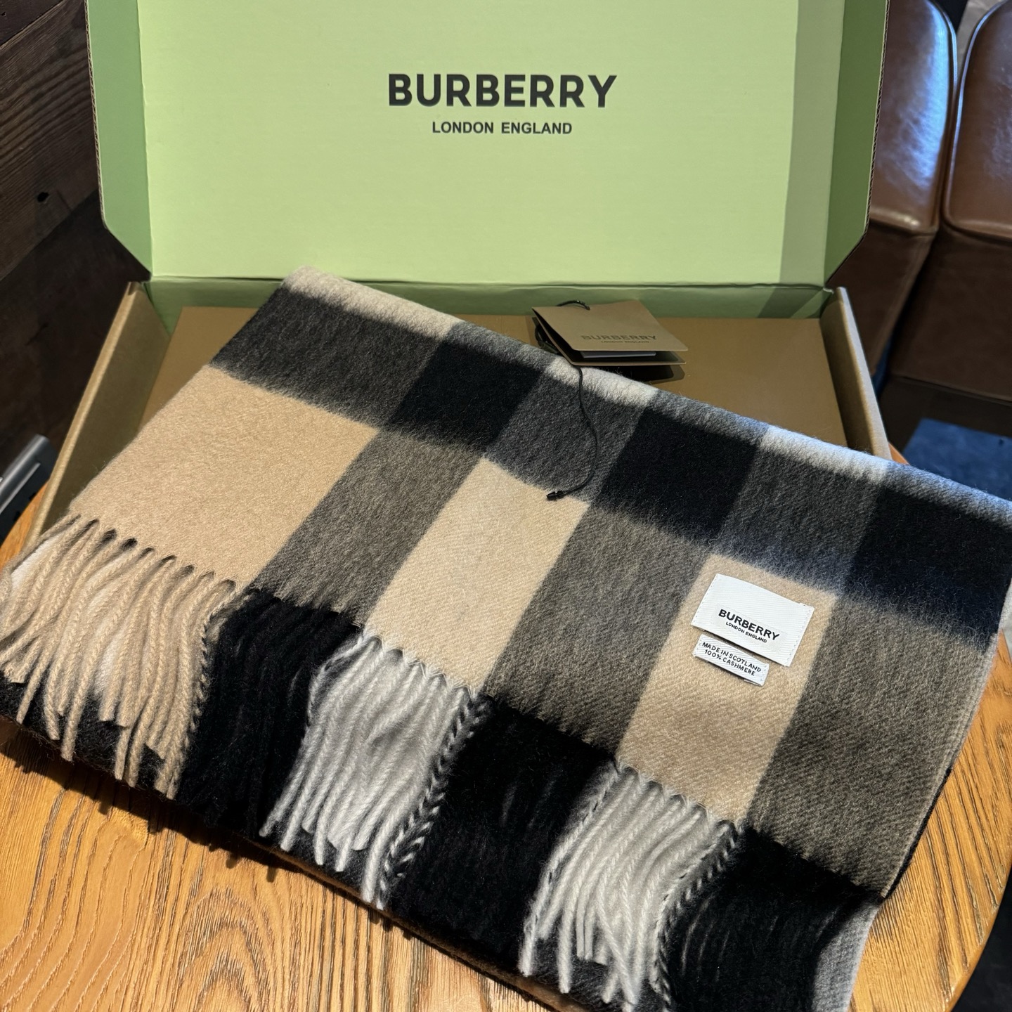 【经典大格子围巾】跑量神款 没有之一‼‼‼超级好手感 不要质疑他的品质 完全是为了回馈客户‼‼ 不满意无