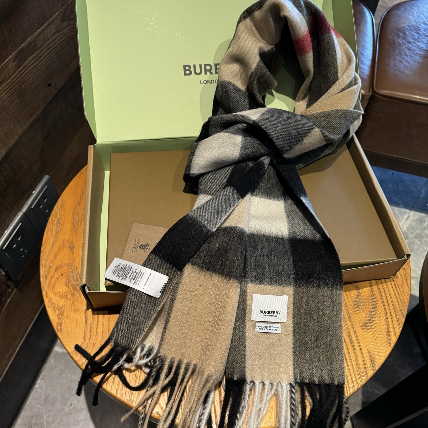 【经典大格子围巾】跑量神款 没有之一‼‼‼超级好手感 不要质疑他的品质 完全是为了回馈客户‼‼ 不满意无