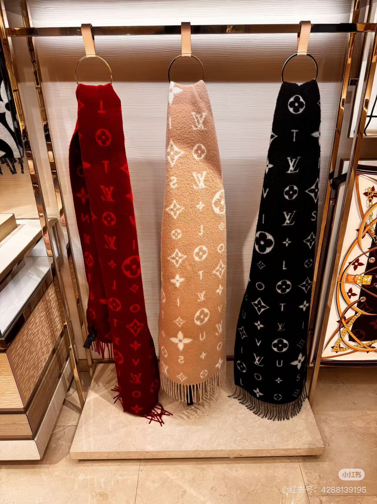 Reykjavik 新色到 2.0 围巾为柔软山羊绒标注 Monogram 花卉和 LV 字母，其间点缀