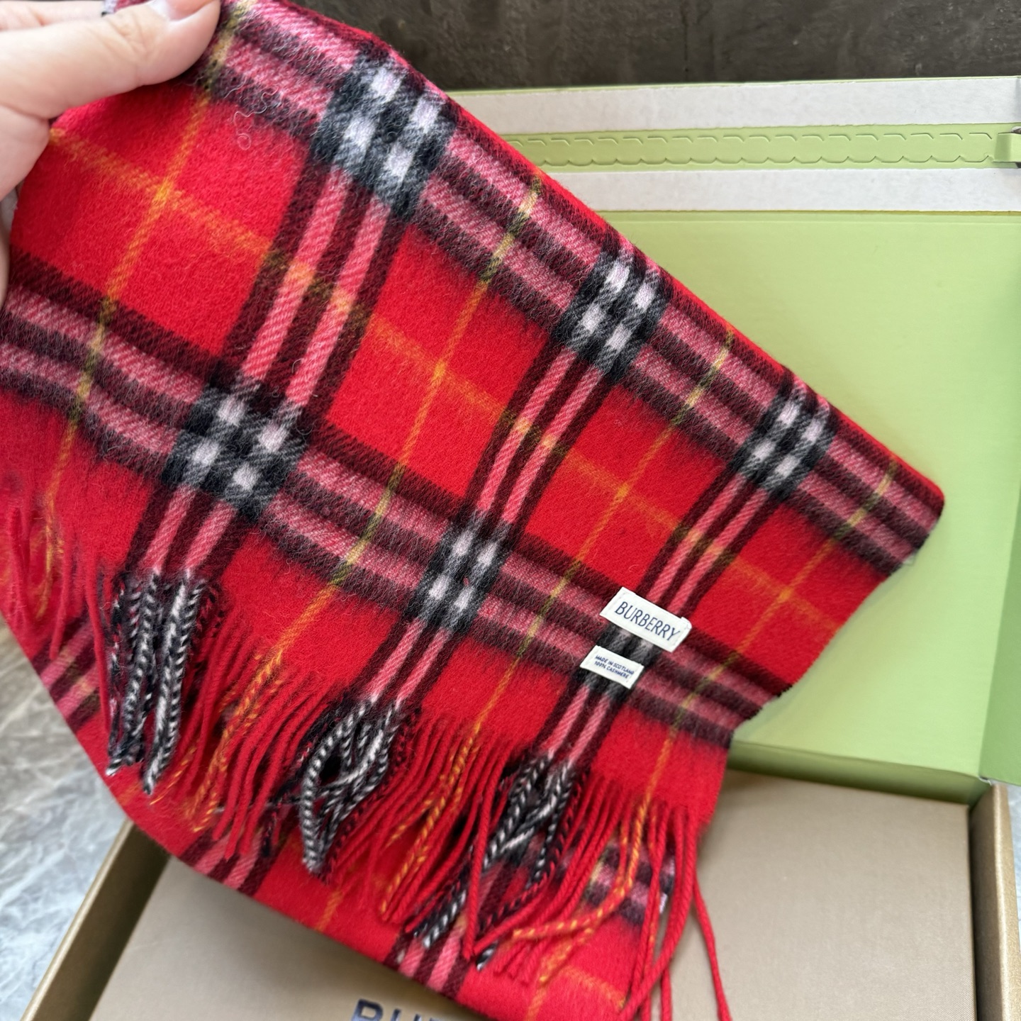 Burberry Burberry圣诞款羊绒版本金婧 张婧仪 周洁琼同款围巾新年福利苏格兰大红格围巾