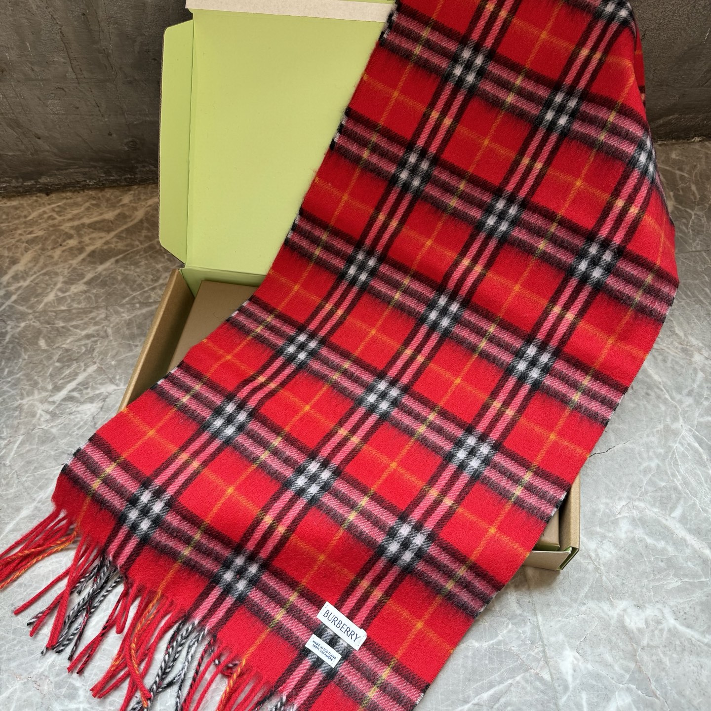 Burberry Burberry圣诞款羊绒版本金婧 张婧仪 周洁琼同款围巾新年福利苏格兰大红格围巾