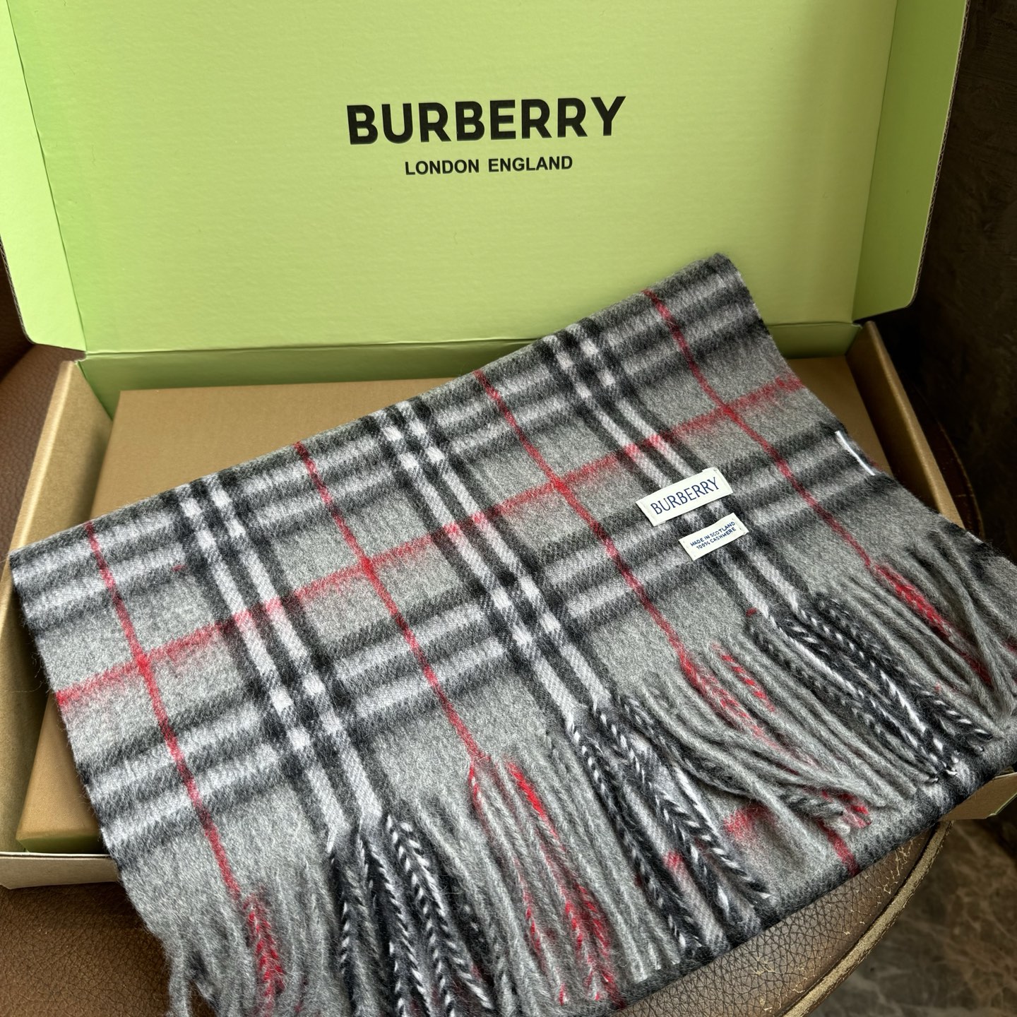 Burberry Burberry圣诞款羊绒版本金婧 张婧仪 周洁琼同款围巾新年福利苏格兰大红格围巾