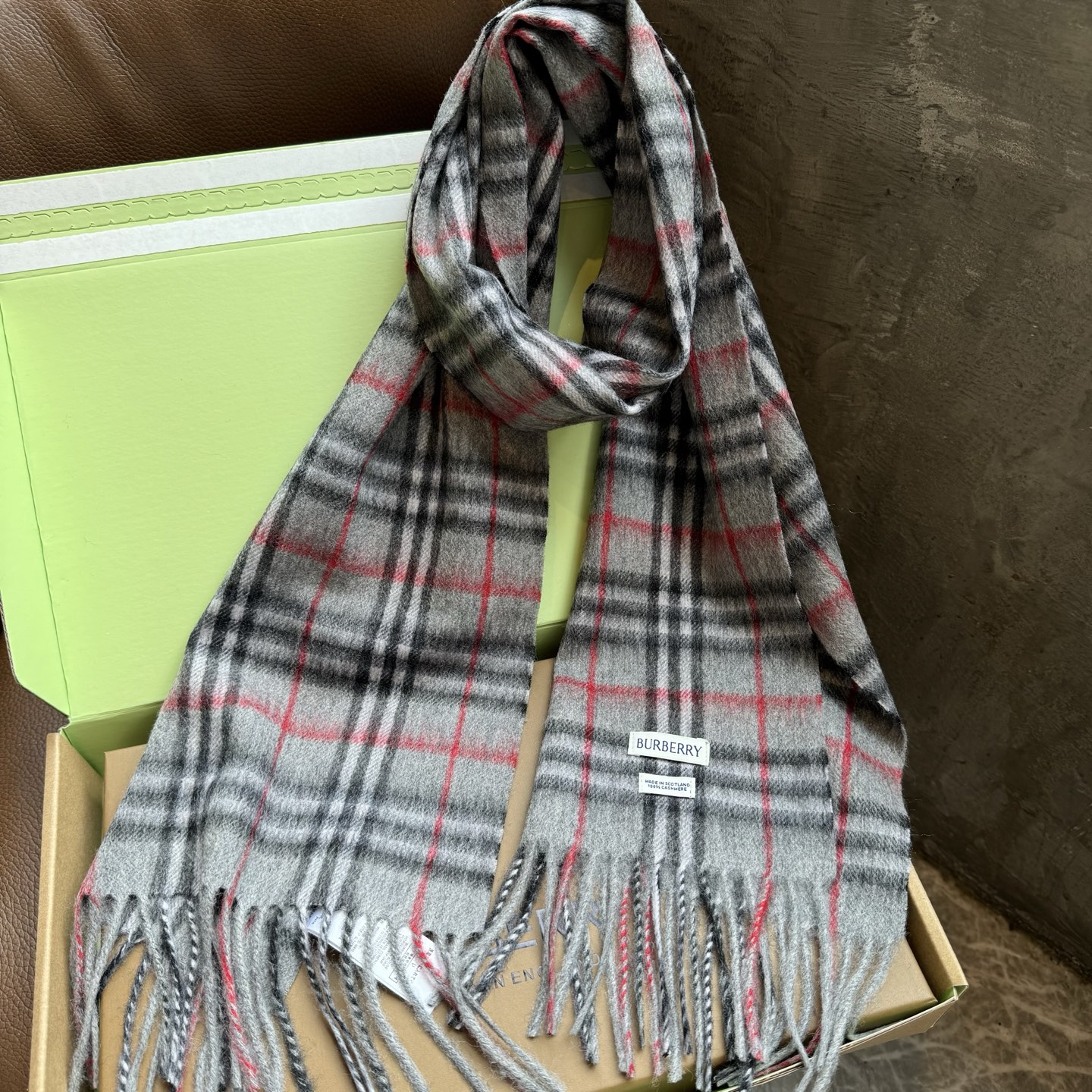 Burberry Burberry圣诞款羊绒版本金婧 张婧仪 周洁琼同款围巾新年福利苏格兰大红格围巾