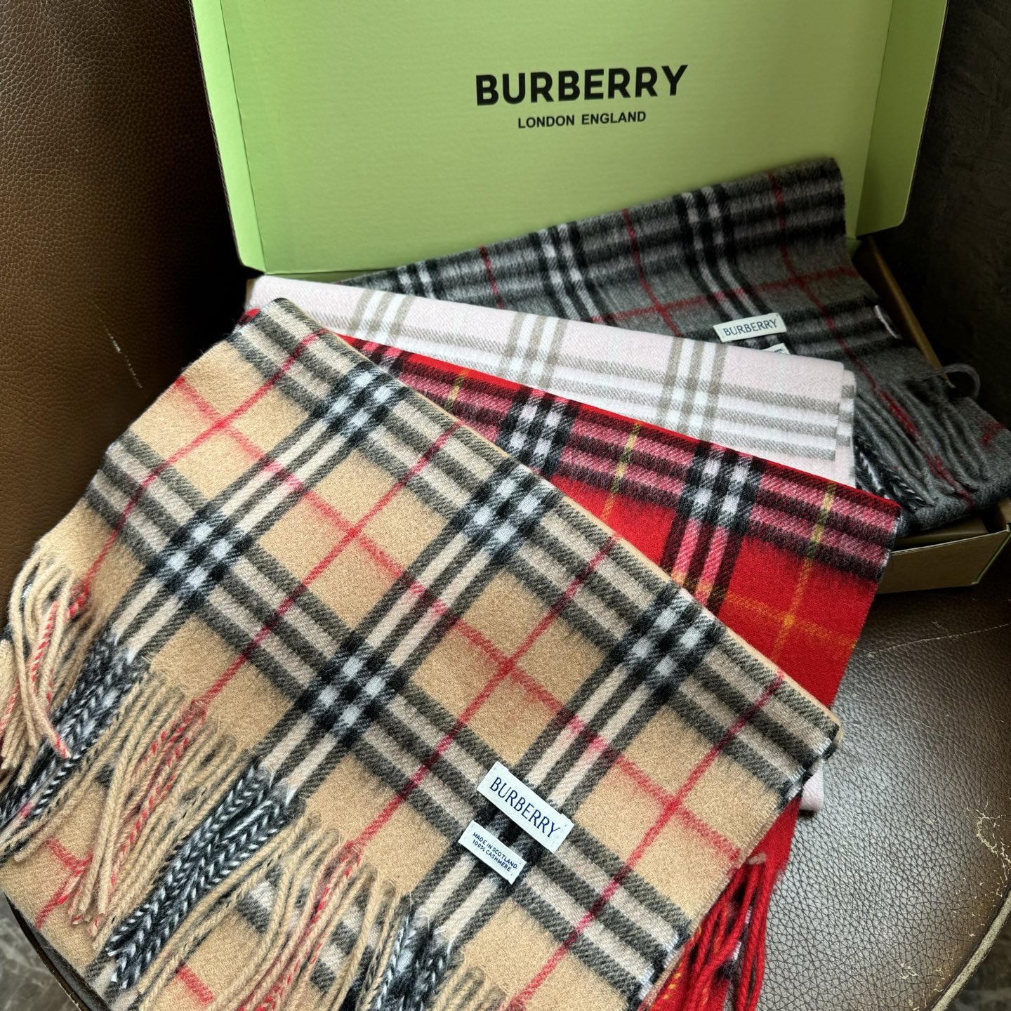 Burberry Burberry圣诞款羊绒版本金婧 张婧仪 周洁琼同款围巾新年福利苏格兰大红格围巾