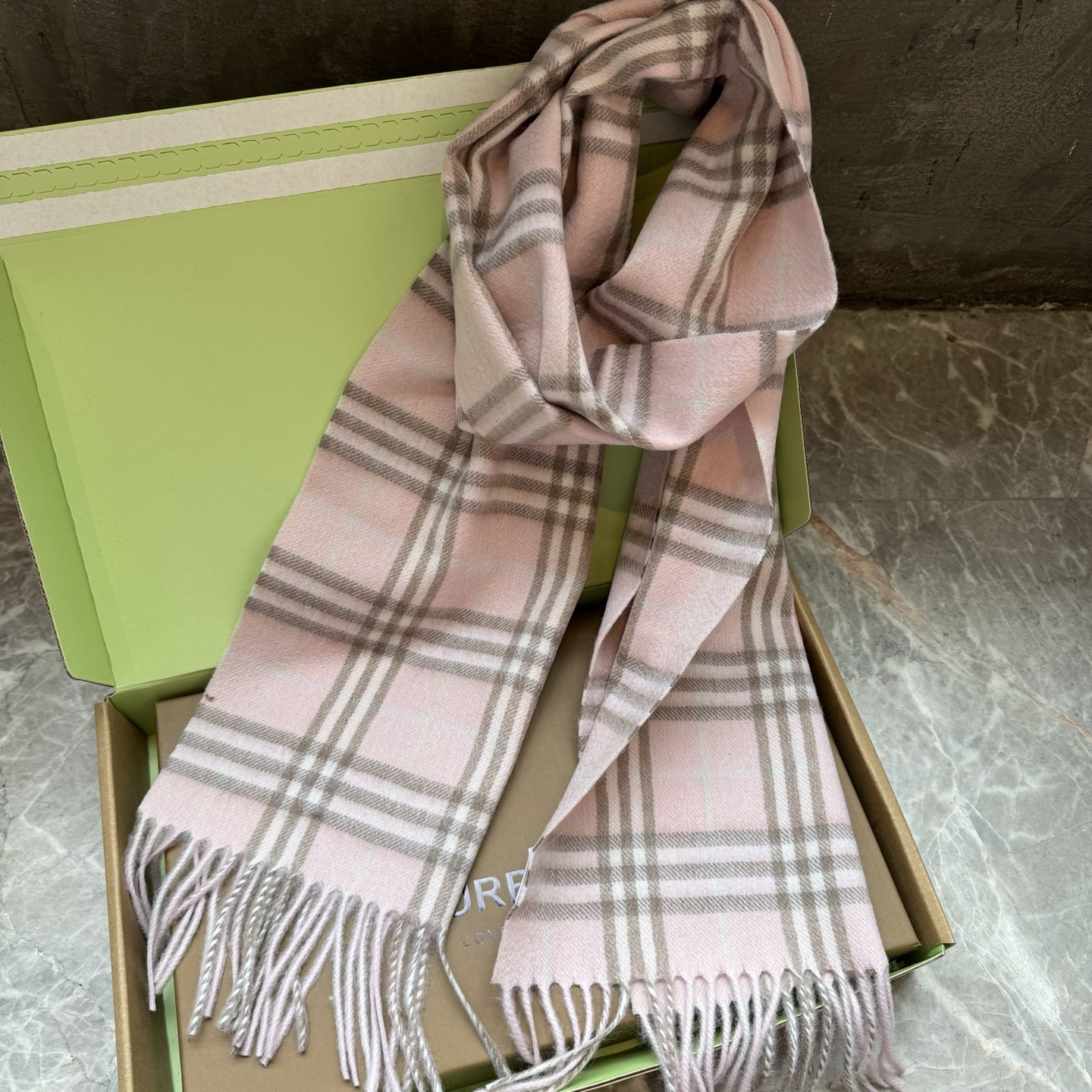 Burberry Burberry圣诞款羊绒版本金婧 张婧仪 周洁琼同款围巾新年福利苏格兰大红格围巾
