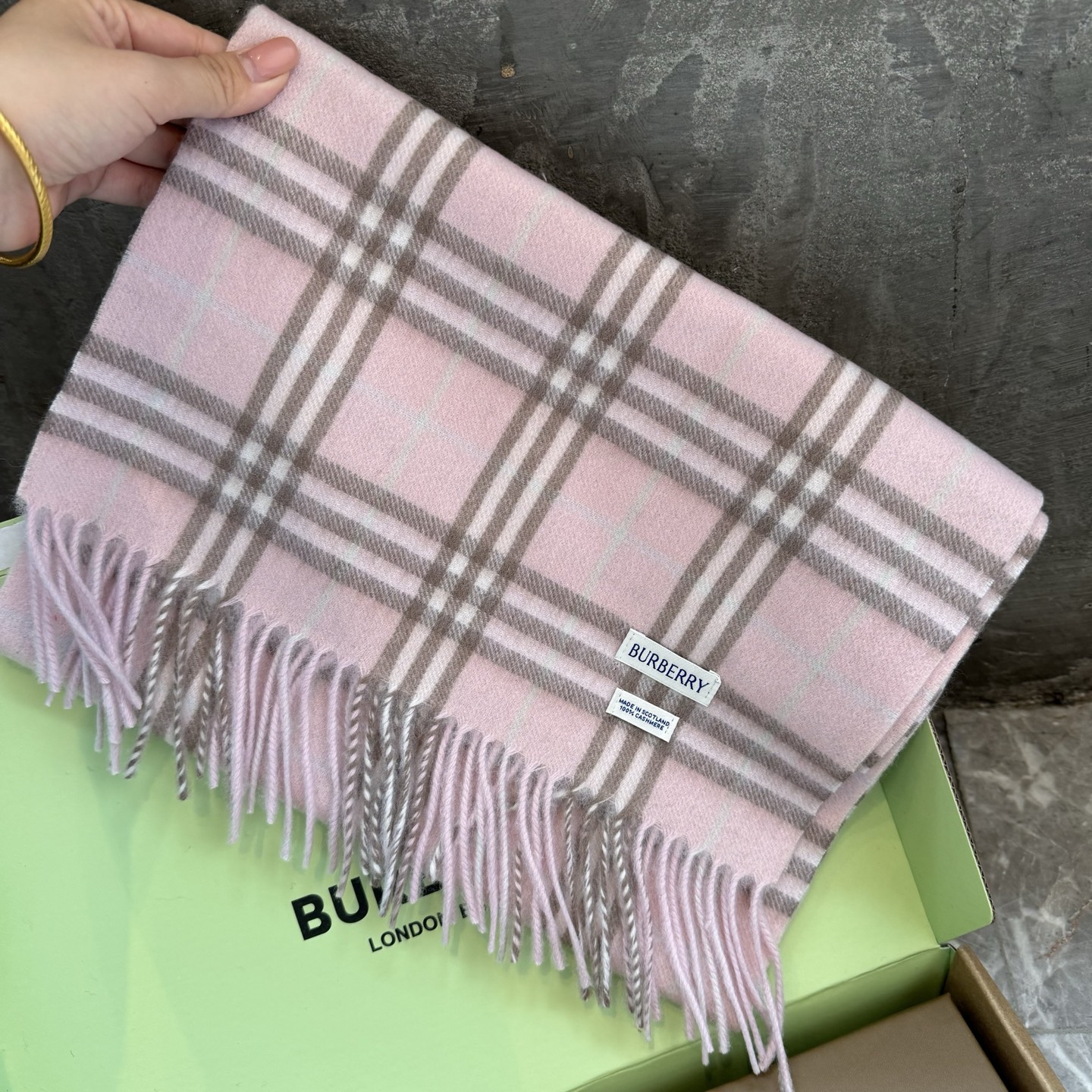 Burberry Burberry圣诞款羊绒版本金婧 张婧仪 周洁琼同款围巾新年福利苏格兰大红格围巾