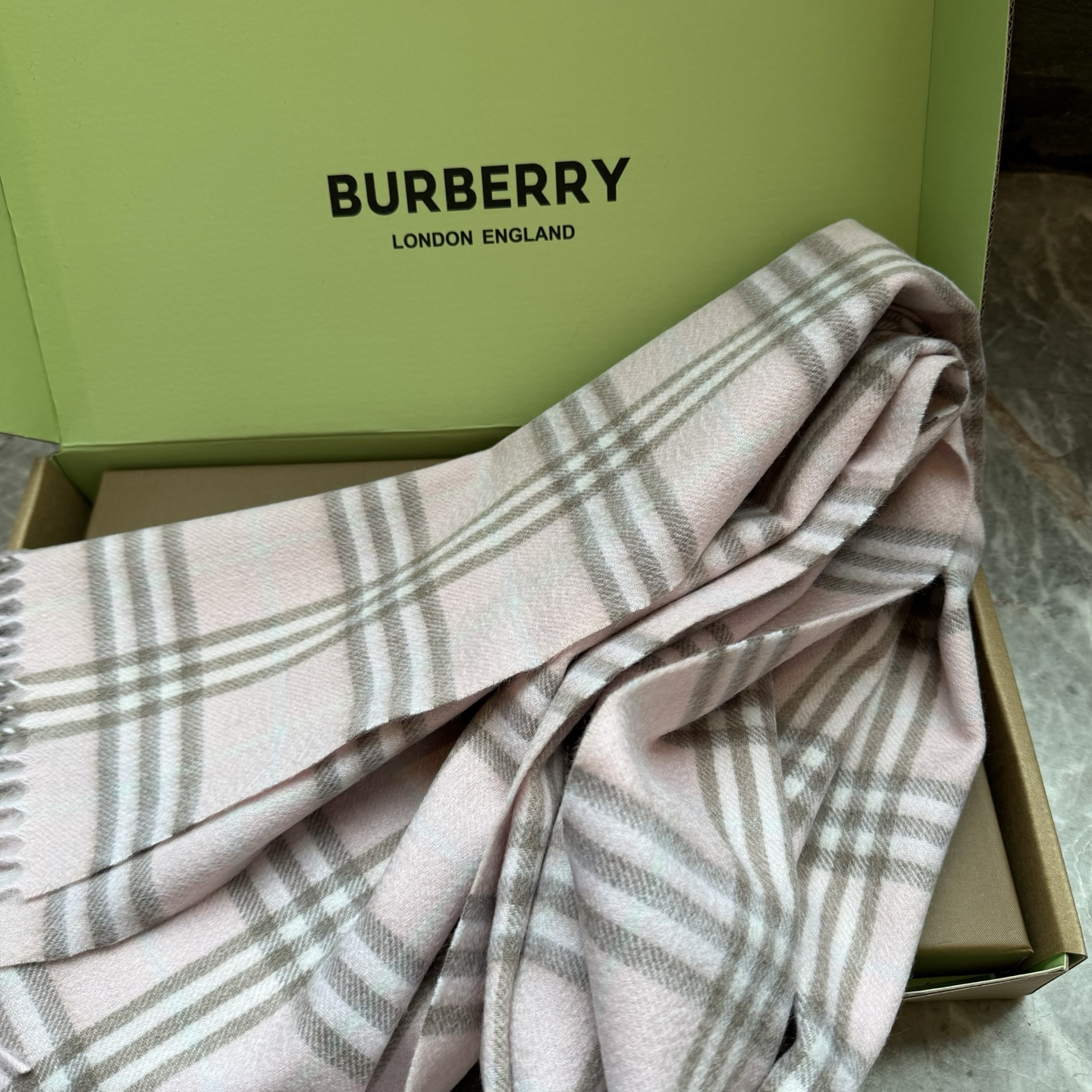Burberry Burberry圣诞款羊绒版本金婧 张婧仪 周洁琼同款围巾新年福利苏格兰大红格围巾