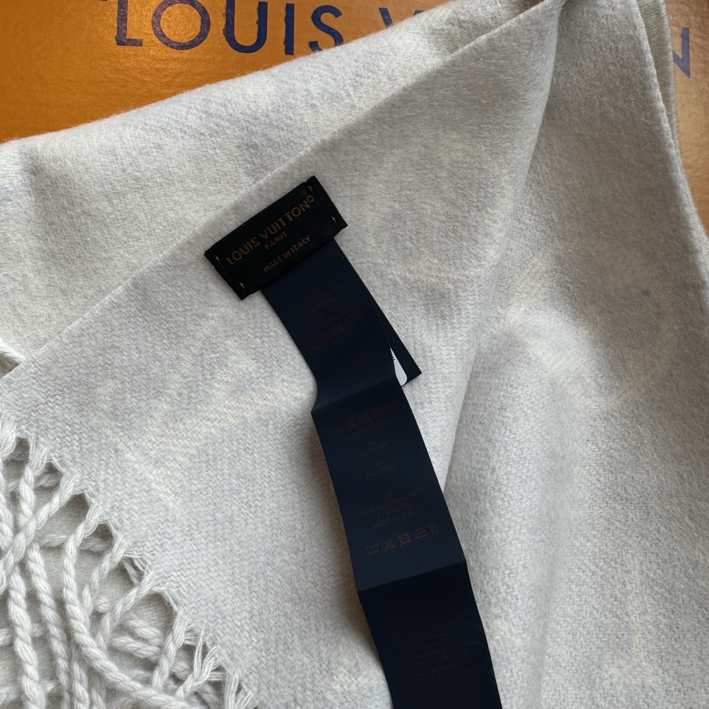 Reykjavik 新色到 2.0 围巾为柔软山羊绒标注 Monogram 花卉和 LV 字母，其间点缀