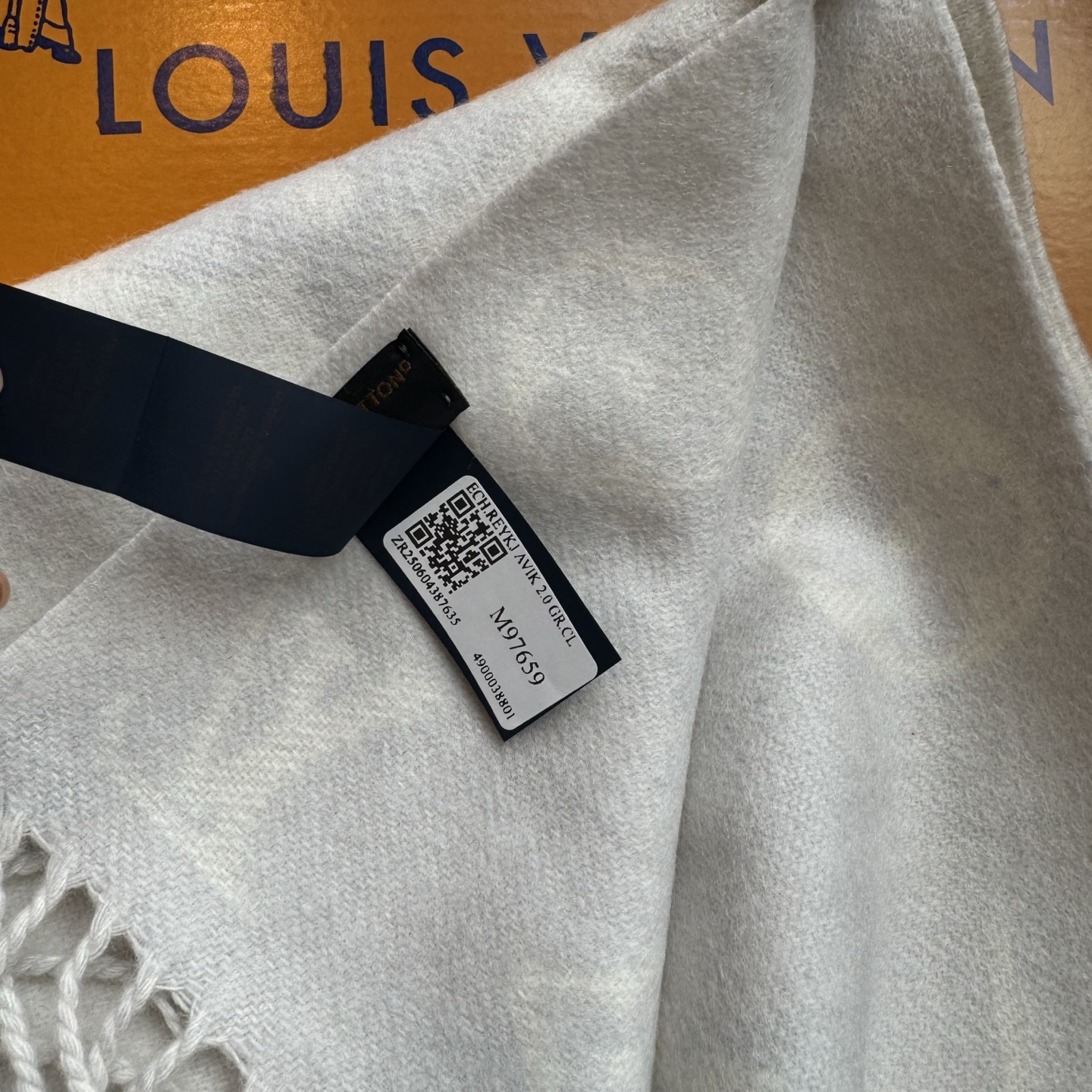 Reykjavik 新色到 2.0 围巾为柔软山羊绒标注 Monogram 花卉和 LV 字母，其间点缀