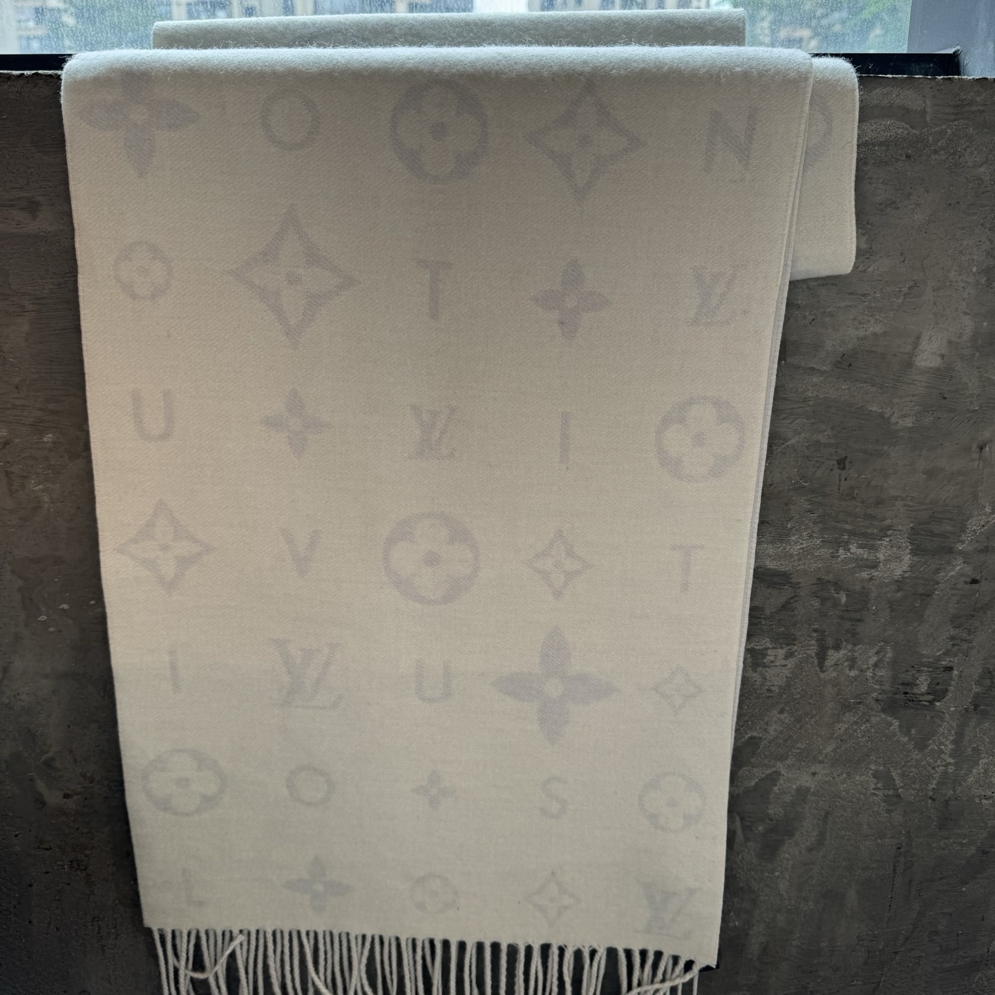 Reykjavik 新色到 2.0 围巾为柔软山羊绒标注 Monogram 花卉和 LV 字母，其间点缀