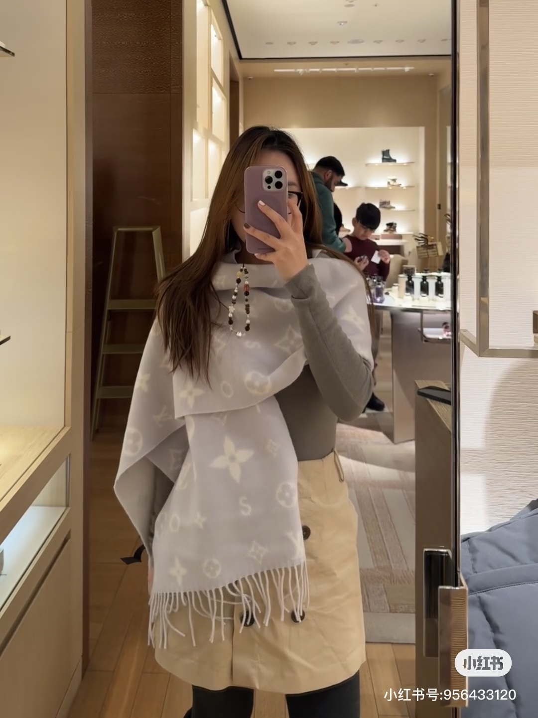 Reykjavik 新色到 2.0 围巾为柔软山羊绒标注 Monogram 花卉和 LV 字母，其间点缀