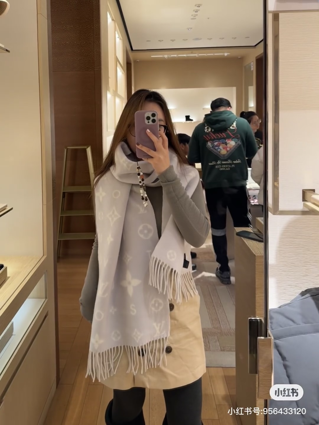 Reykjavik 新色到 2.0 围巾为柔软山羊绒标注 Monogram 花卉和 LV 字母，其间点缀