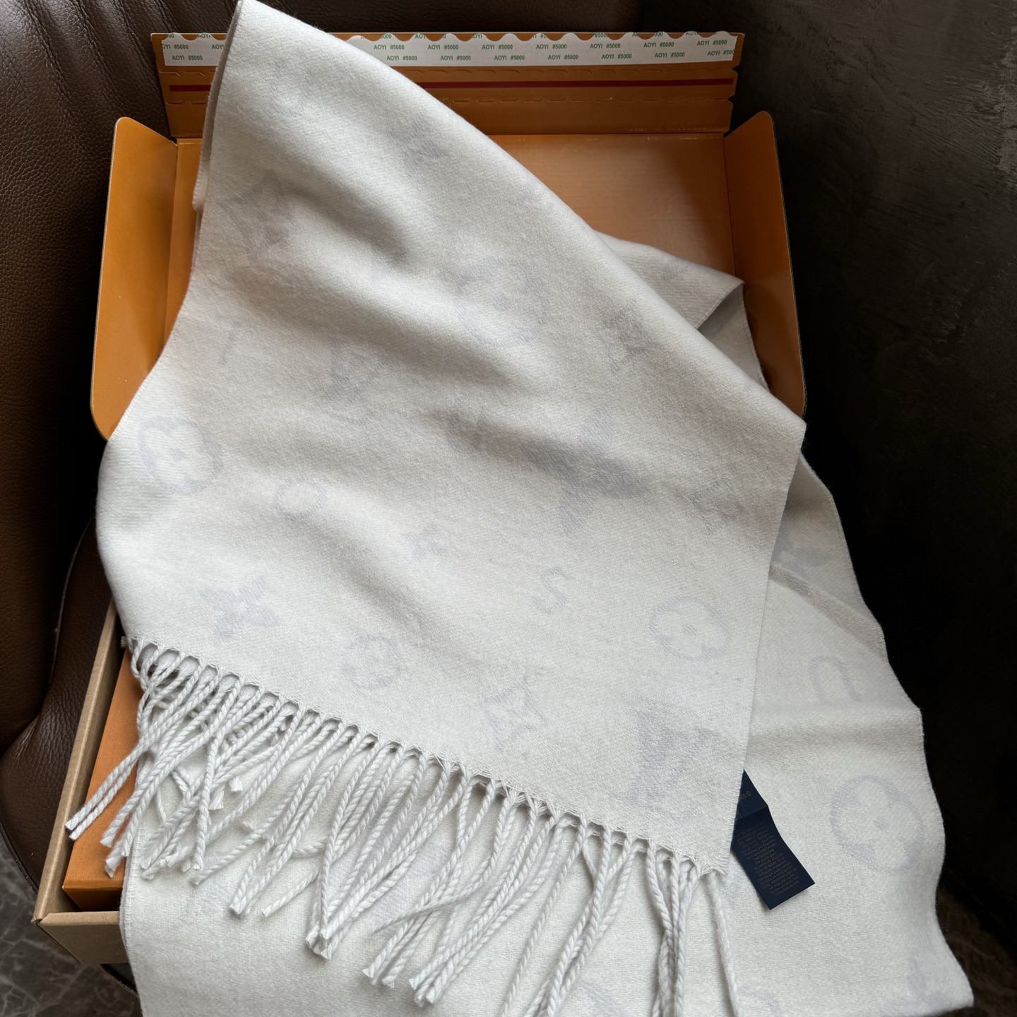 Reykjavik 新色到 2.0 围巾为柔软山羊绒标注 Monogram 花卉和 LV 字母，其间点缀