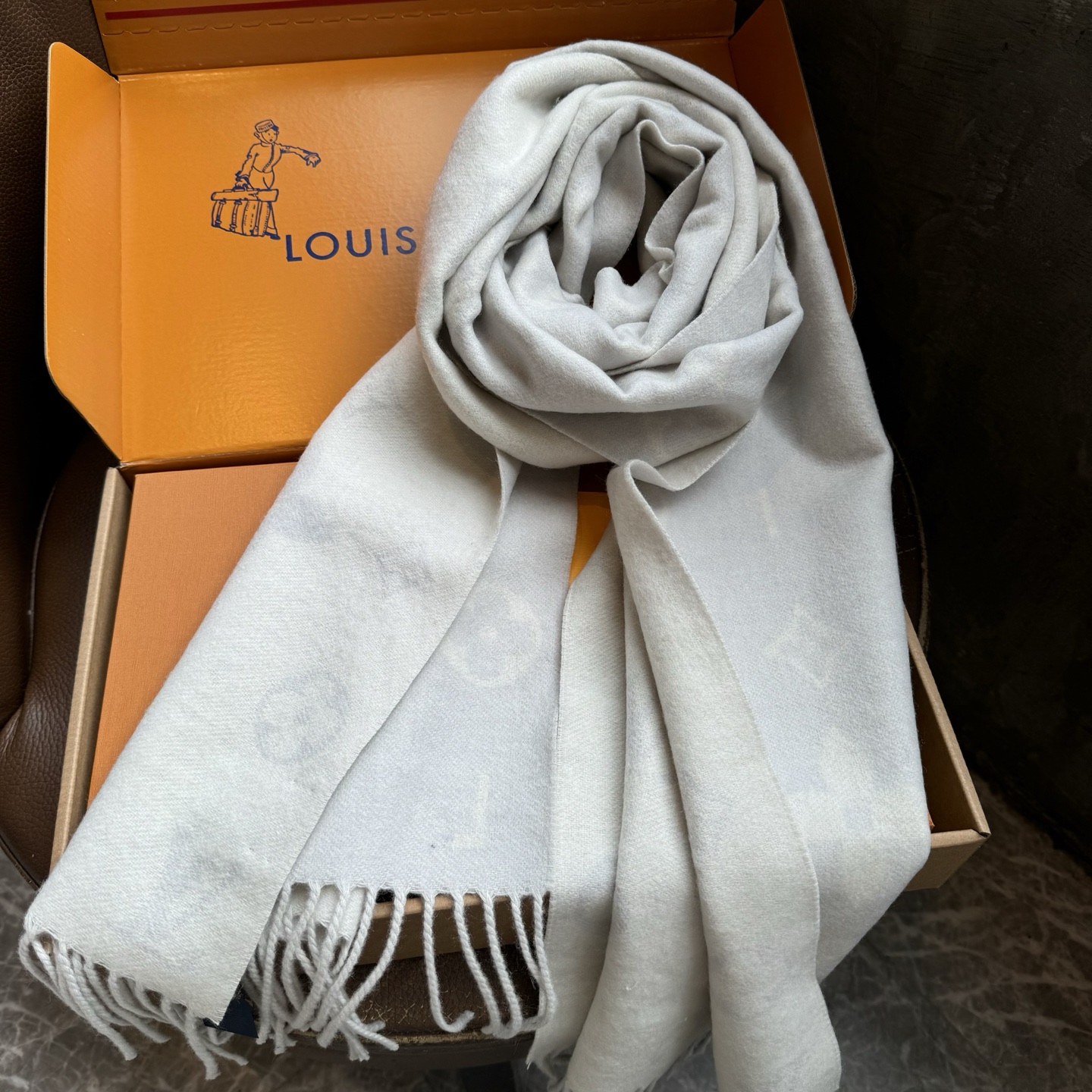 Reykjavik 新色到 2.0 围巾为柔软山羊绒标注 Monogram 花卉和 LV 字母，其间点缀