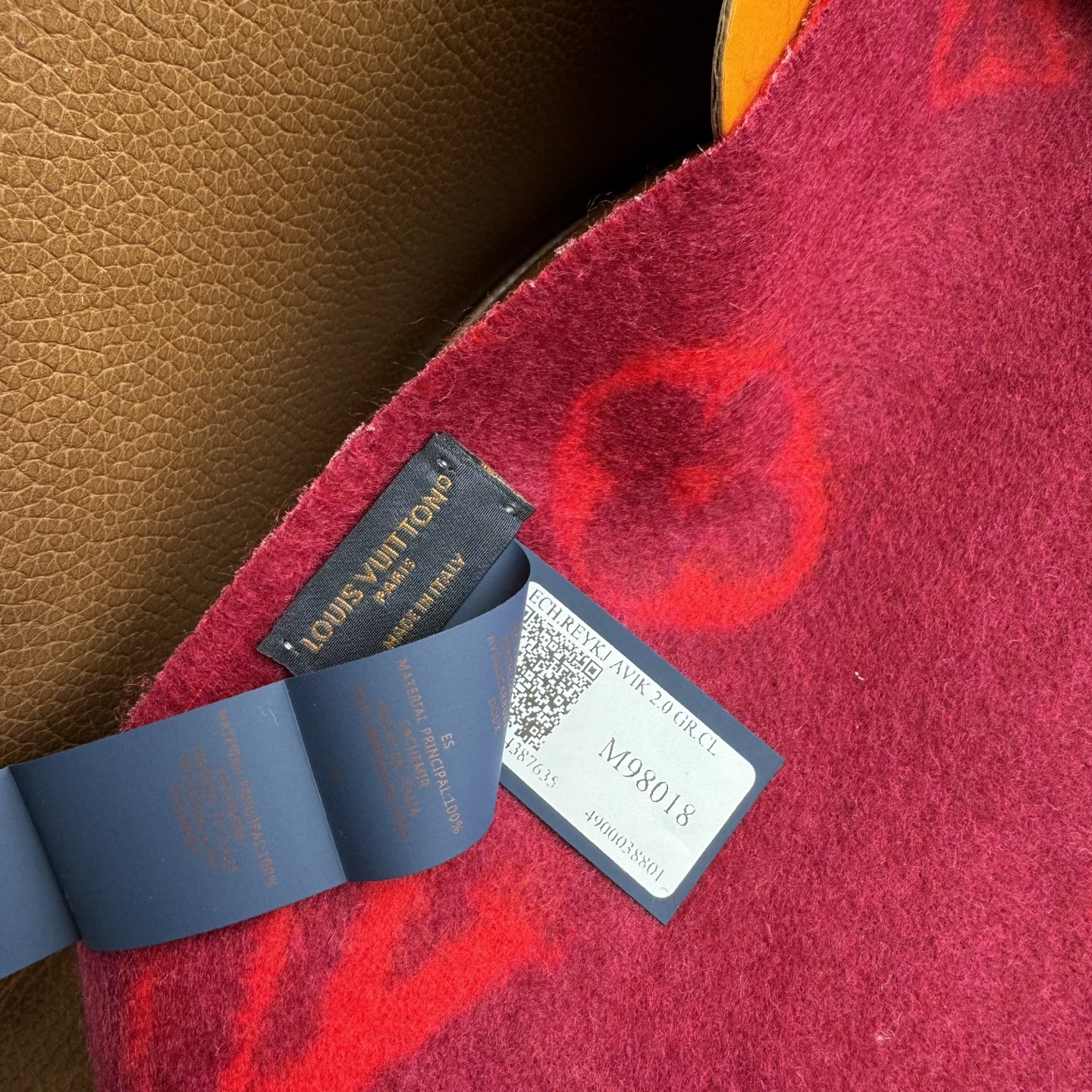 Reykjavik 新色到 2.0 围巾为柔软山羊绒标注 Monogram 花卉和 LV 字母，其间点缀