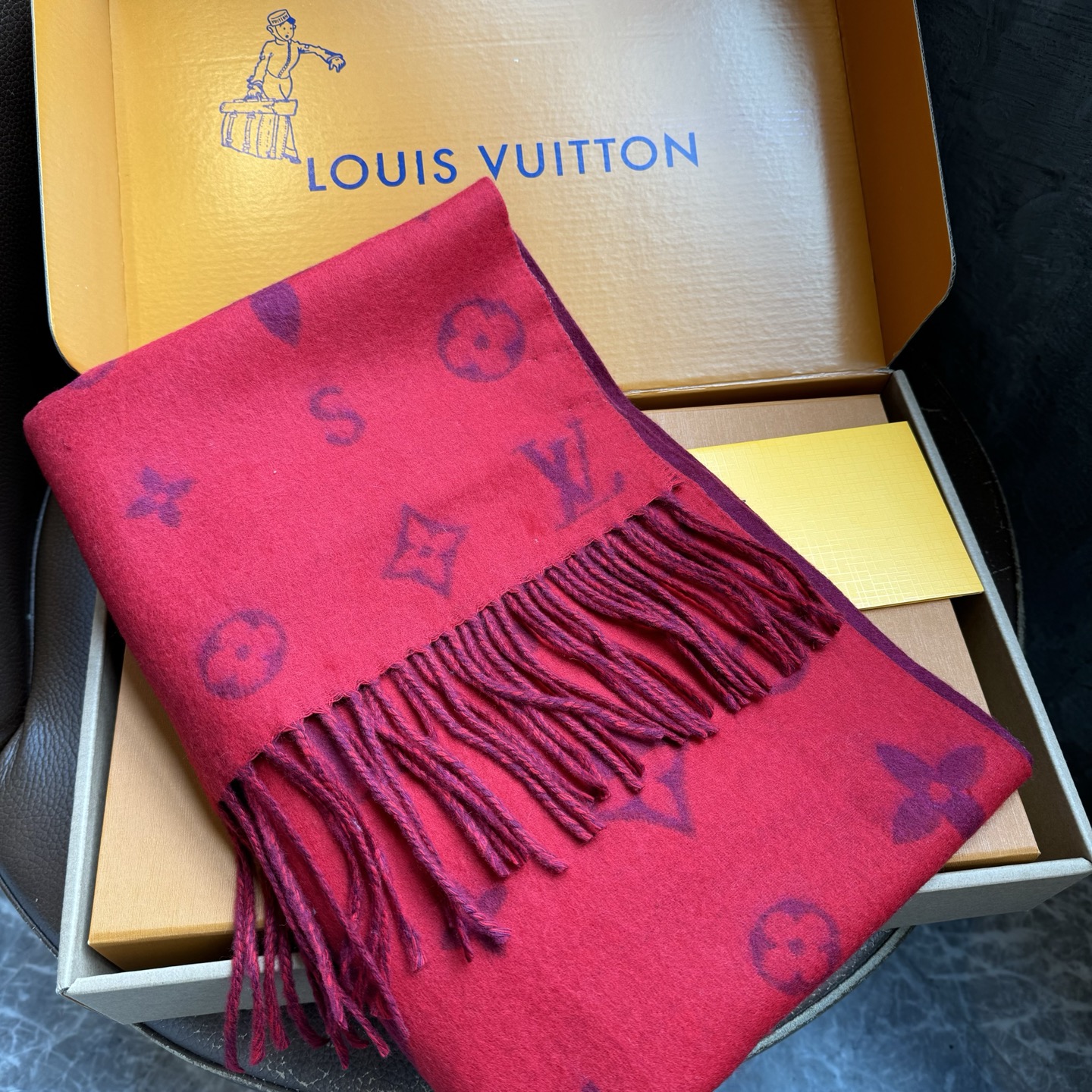 Reykjavik 新色到 2.0 围巾为柔软山羊绒标注 Monogram 花卉和 LV 字母，其间点缀