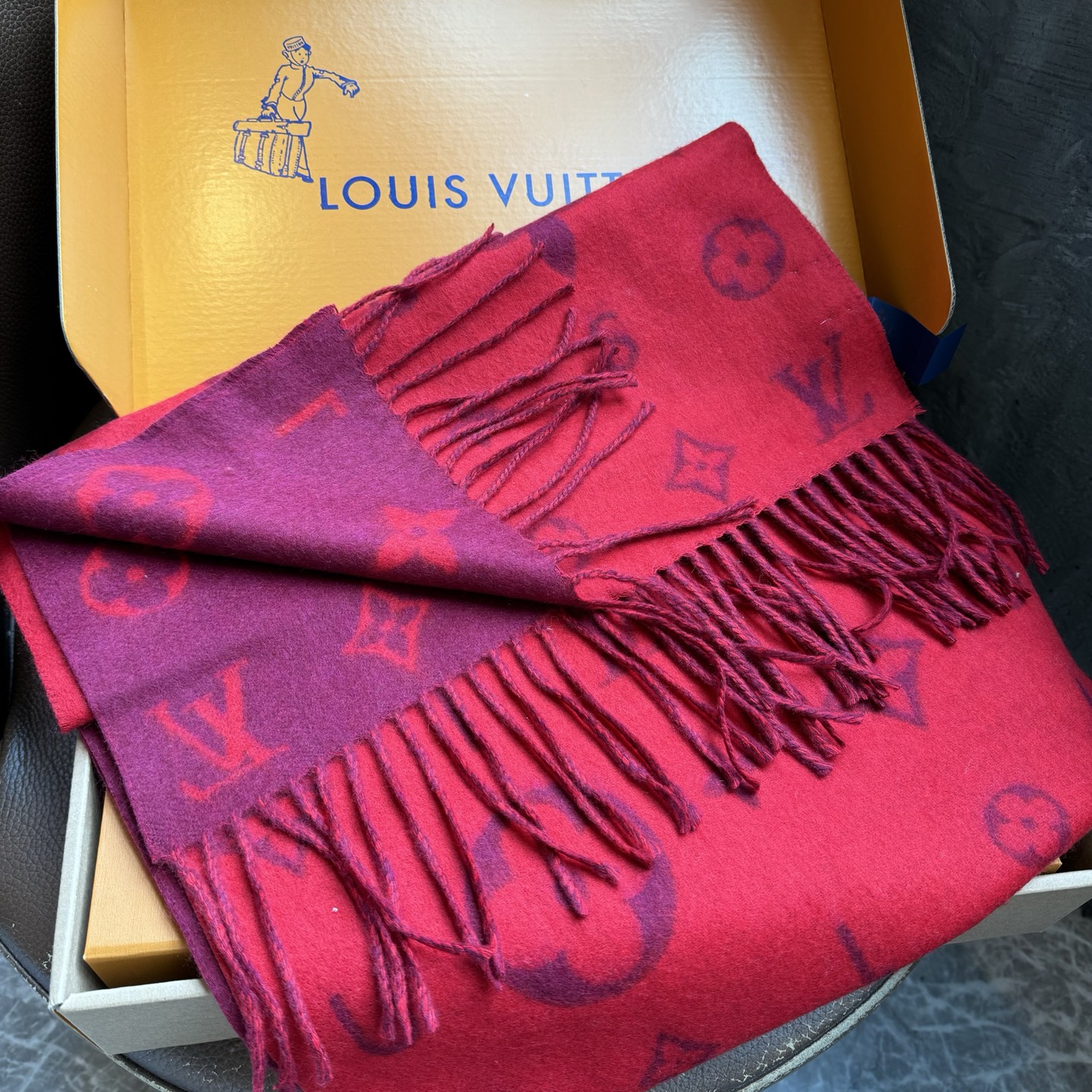 Reykjavik 新色到 2.0 围巾为柔软山羊绒标注 Monogram 花卉和 LV 字母，其间点缀