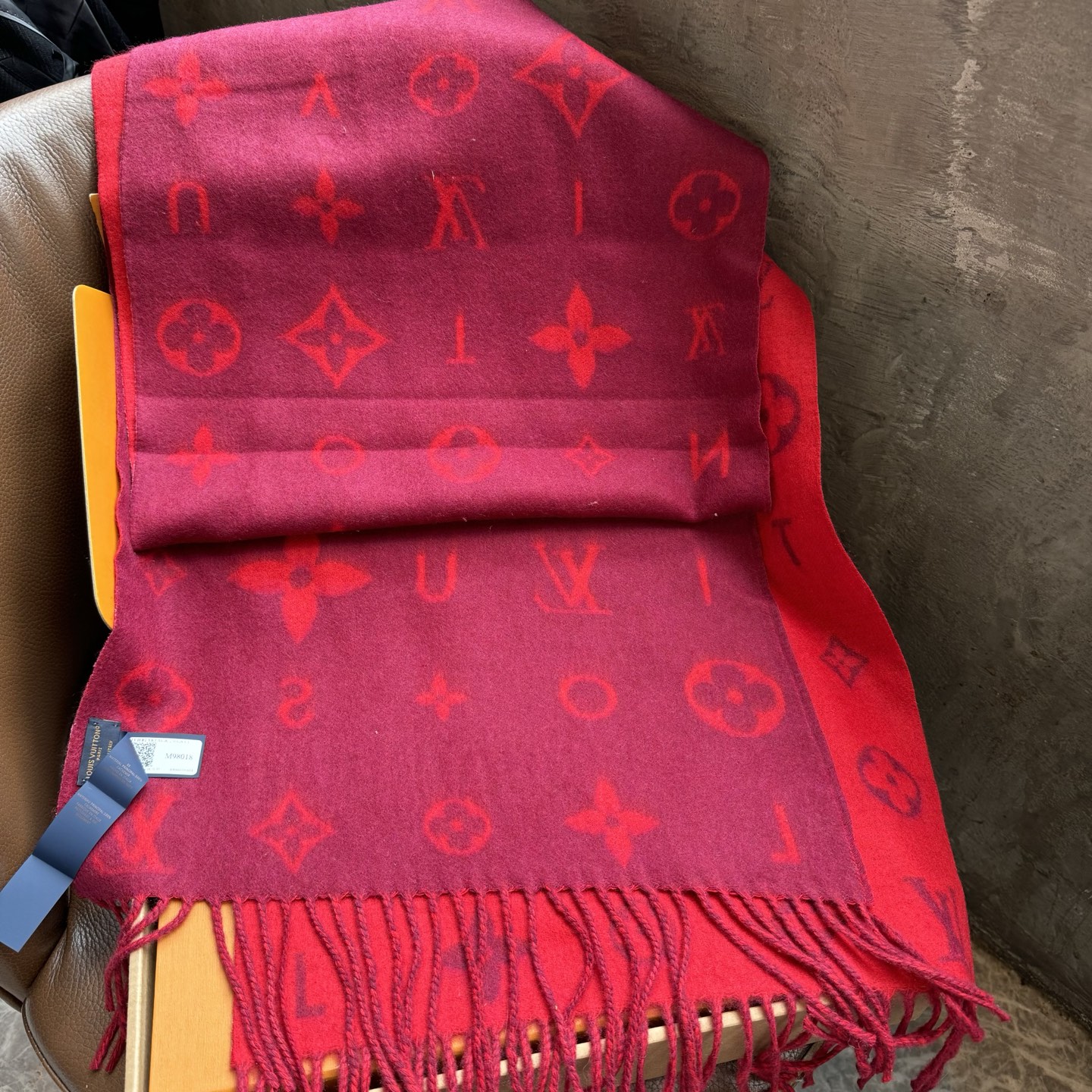 Reykjavik 新色到 2.0 围巾为柔软山羊绒标注 Monogram 花卉和 LV 字母，其间点缀