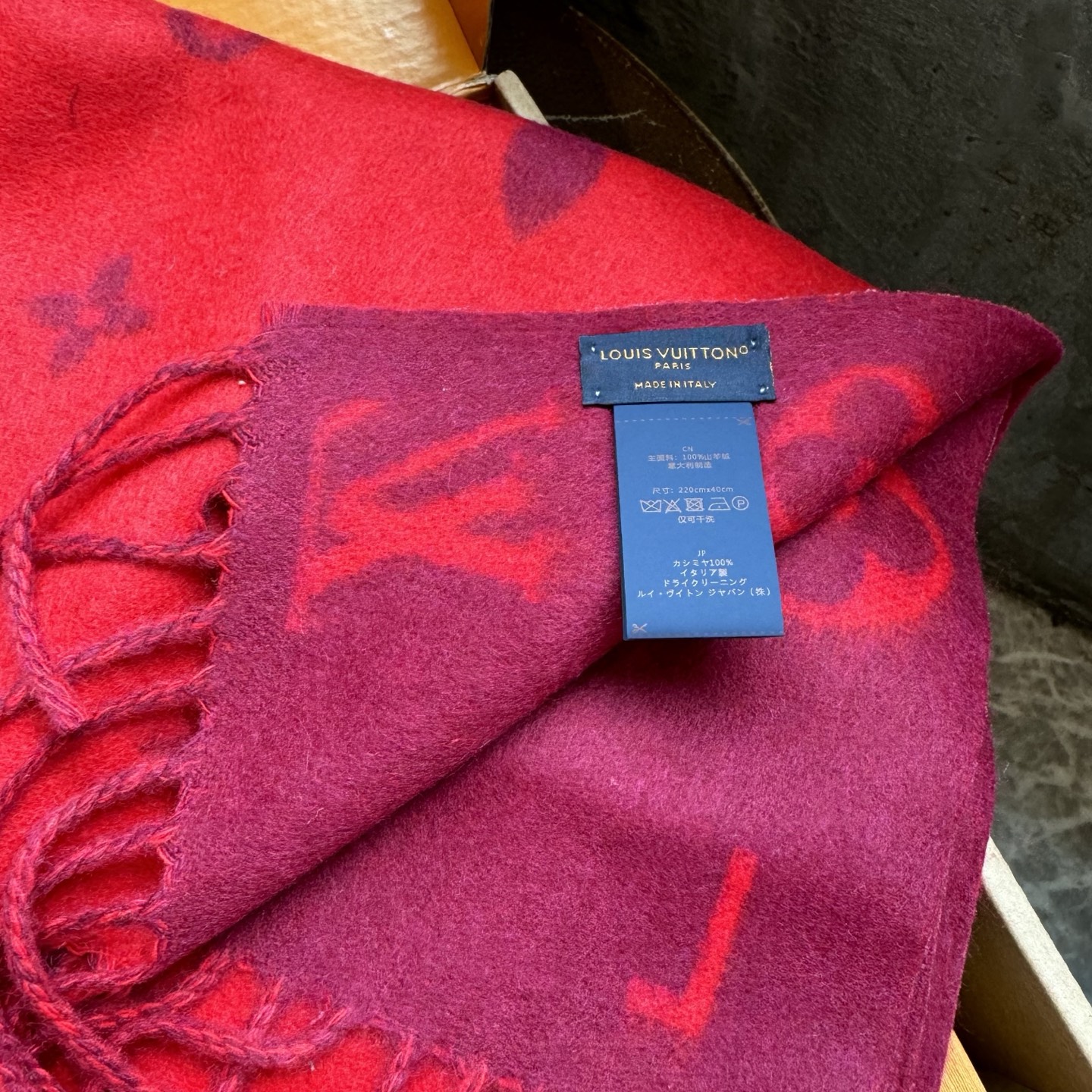 Reykjavik 新色到 2.0 围巾为柔软山羊绒标注 Monogram 花卉和 LV 字母，其间点缀