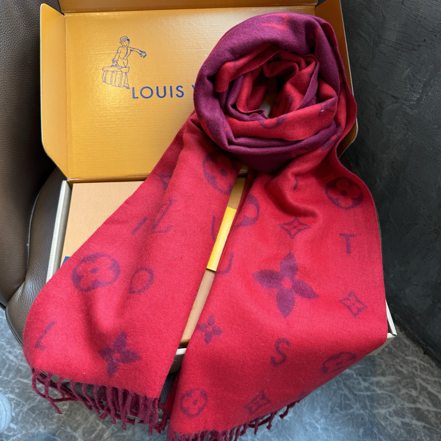 Reykjavik 新色到 2.0 围巾为柔软山羊绒标注 Monogram 花卉和 LV 字母，其间点缀