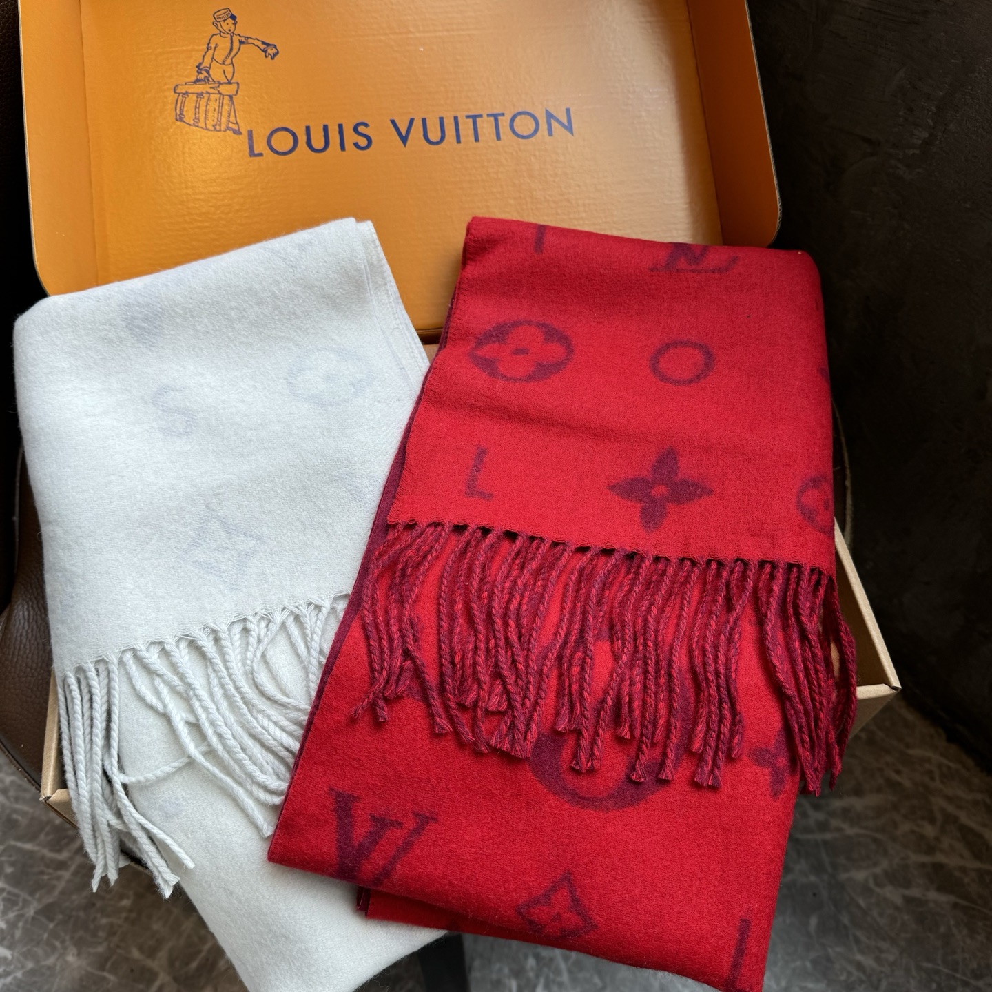 Reykjavik 新色到 2.0 围巾为柔软山羊绒标注 Monogram 花卉和 LV 字母，其间点缀