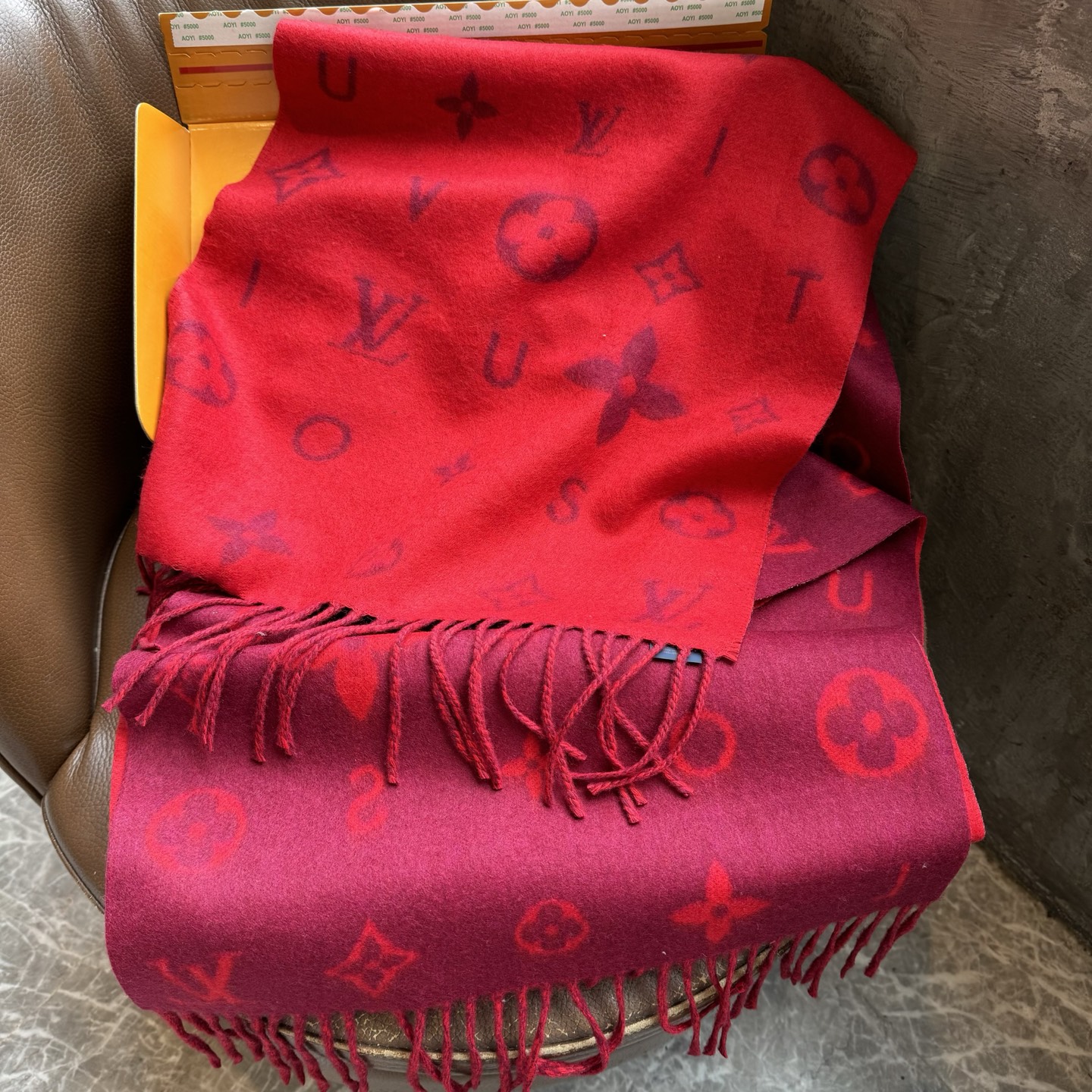 Reykjavik 新色到 2.0 围巾为柔软山羊绒标注 Monogram 花卉和 LV 字母，其间点缀