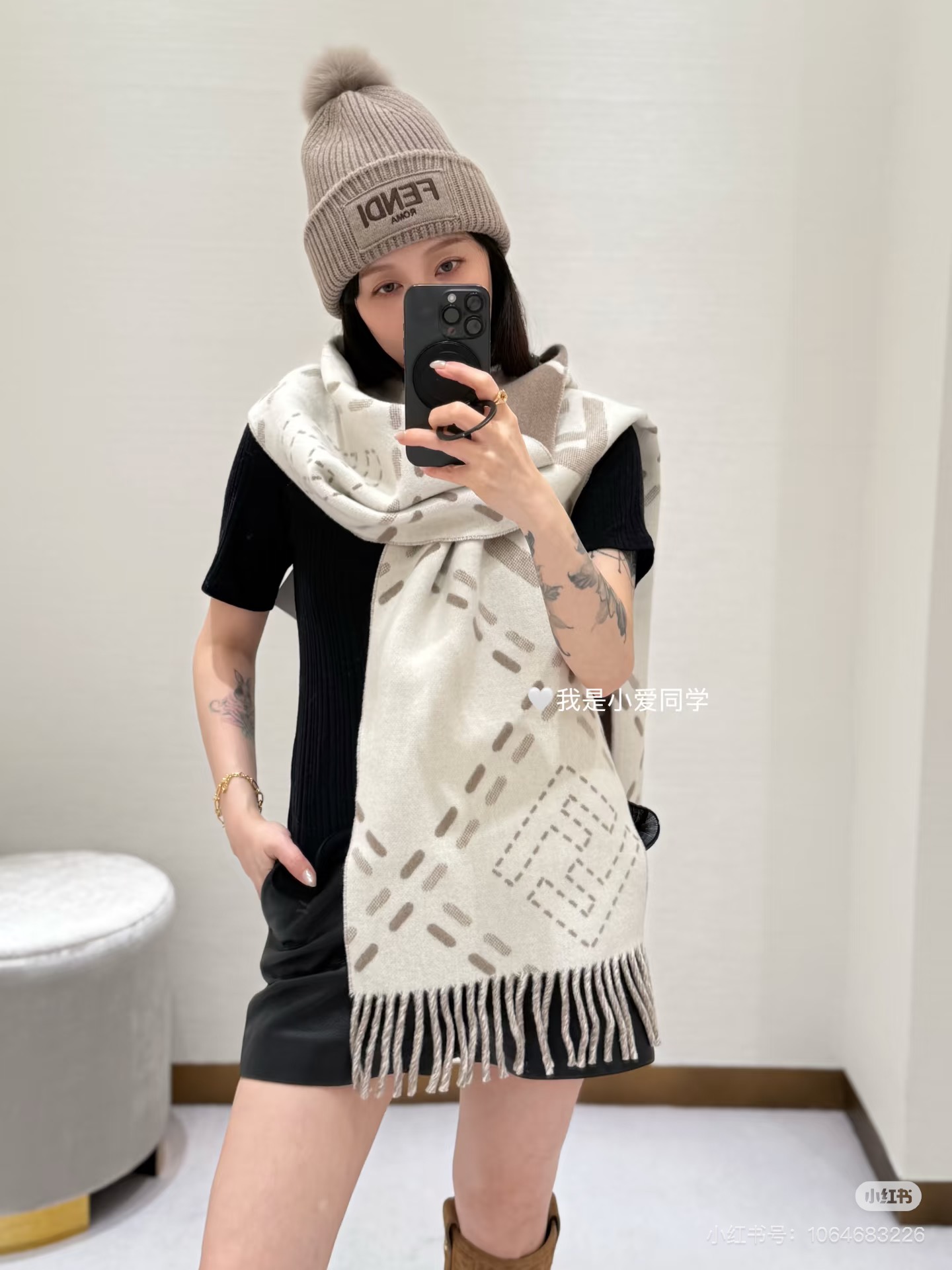 长款流苏围巾。深棕色羊毛材质，饰以提花Selleria Macro Check缝线图案(灵感源自标志性F