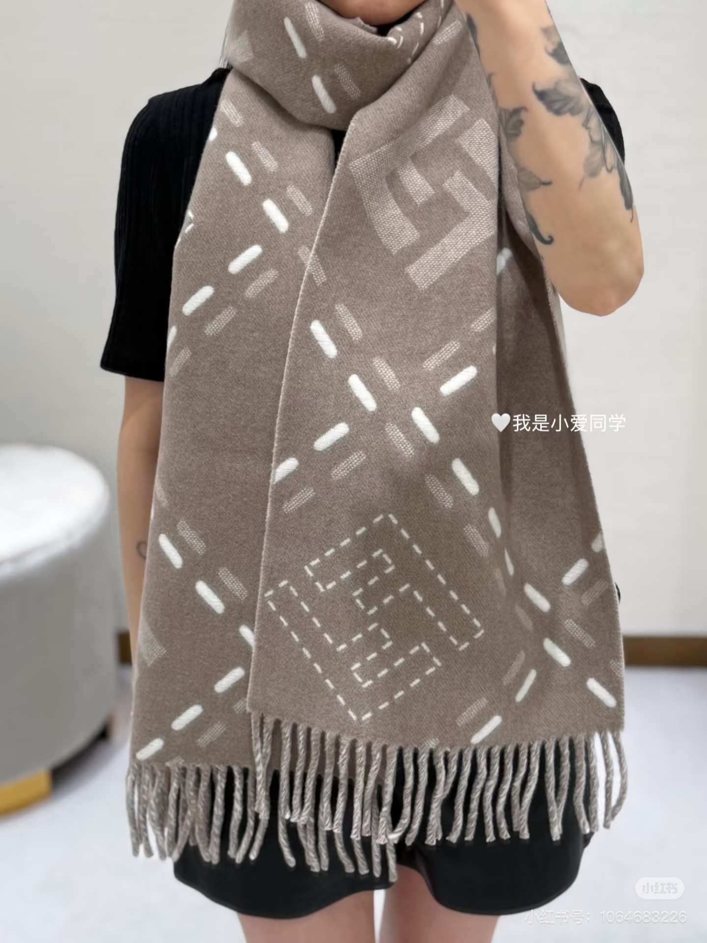 长款流苏围巾。深棕色羊毛材质，饰以提花Selleria Macro Check缝线图案(灵感源自标志性F